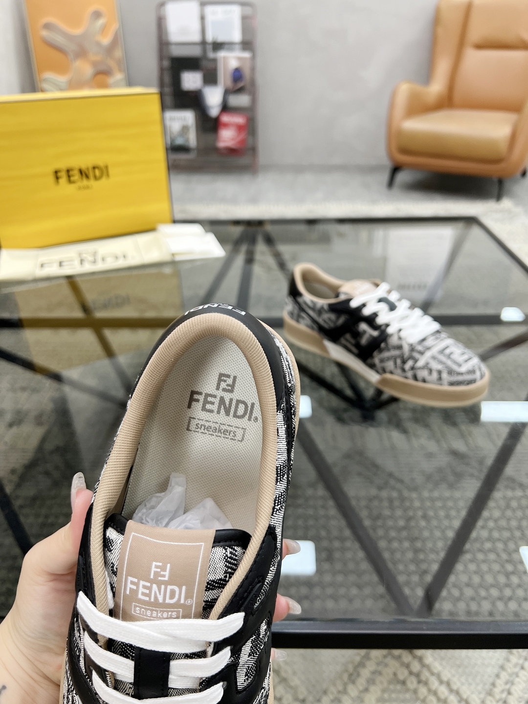  F 🔍顶级代购🇮🇹 芬 情侣👫款炸街人气爆款专柜新款原厂配置，意大利进口原版牛皮搭配印花布面料，进口网