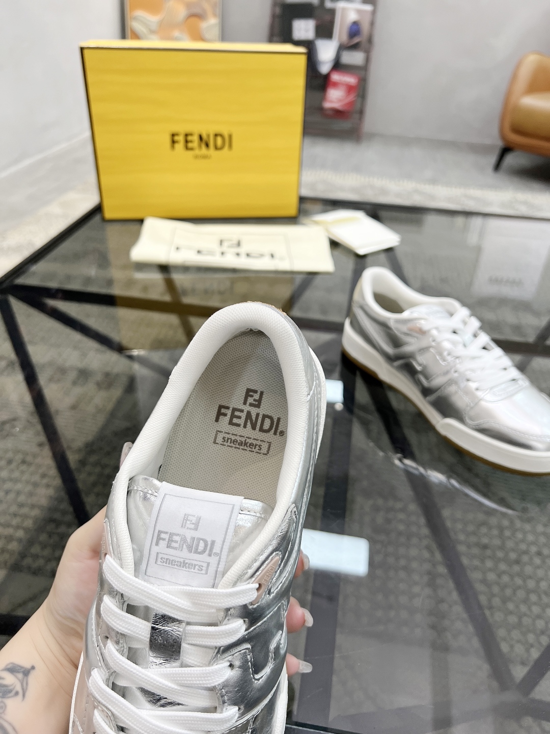  F 🔍顶级代购🇮🇹 芬 情侣👫款炸街人气爆款专柜新款原厂配置，意大利进口原版牛皮面料，进口网布内里柔软