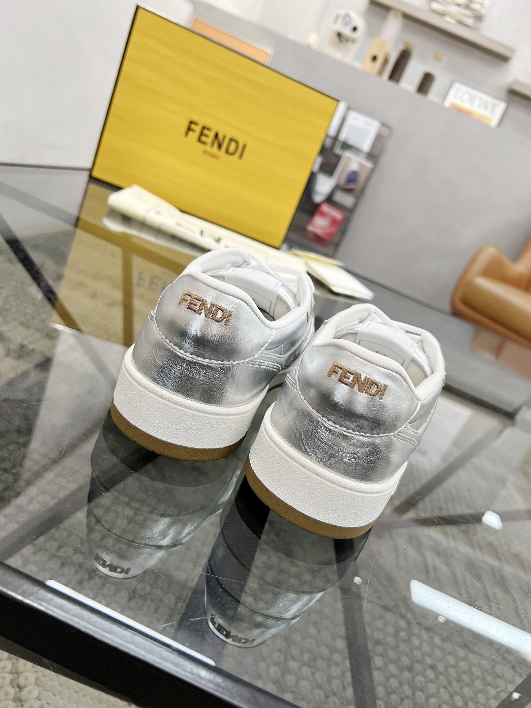  F 🔍顶级代购🇮🇹 芬 情侣👫款炸街人气爆款专柜新款原厂配置，意大利进口原版牛皮面料，进口网布内里柔软