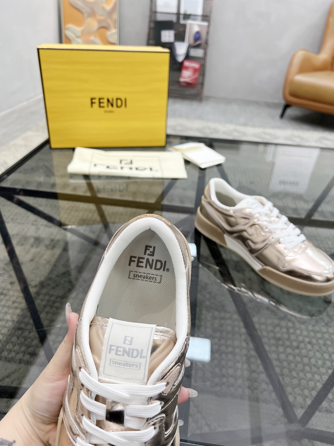  F 🔍顶级代购🇮🇹 芬 情侣👫款炸街人气爆款专柜新款原厂配置，意大利进口原版牛皮面料，进口网布内里柔软