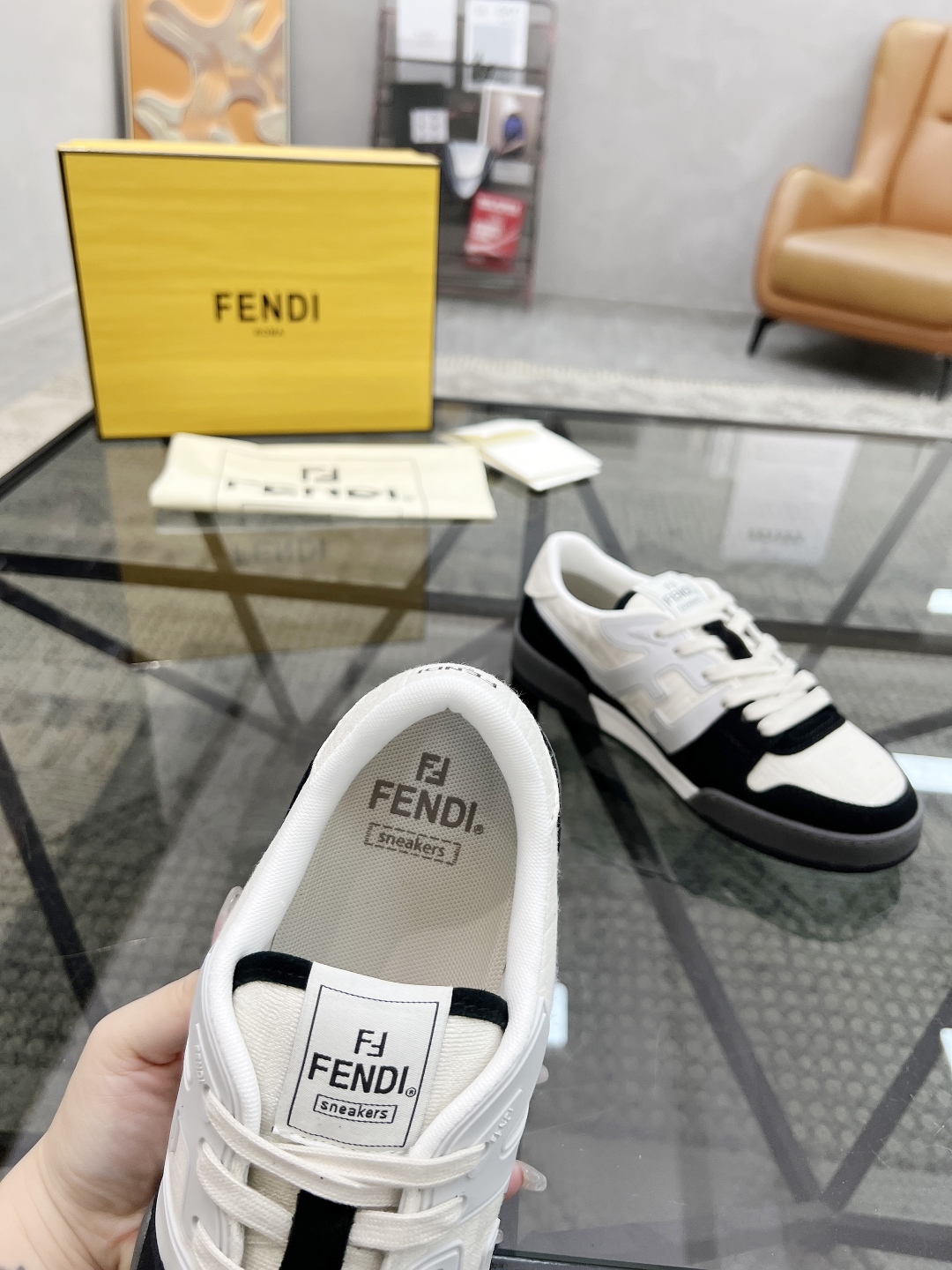  F 🔍顶级代购🇮🇹 芬 情侣👫款炸街人气爆款专柜新款原厂配置，意大利进口原版牛皮搭配印花布面料，进口网