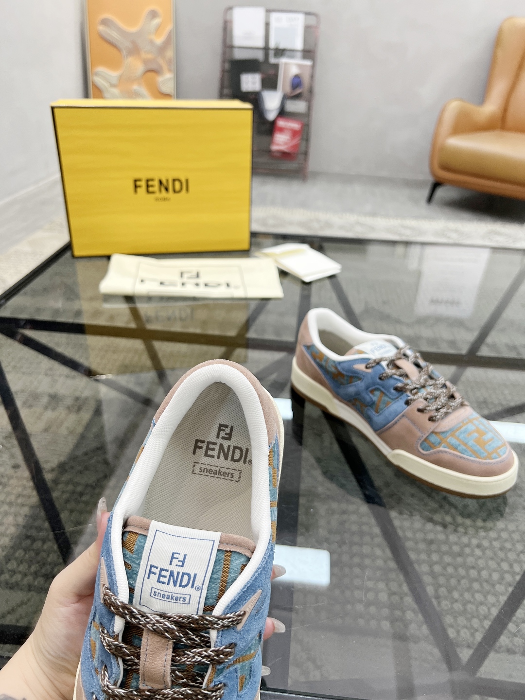  F 🔍顶级代购🇮🇹 芬 情侣👫款炸街人气爆款专柜新款原厂配置，意大利进口原版牛皮搭配印花布面料，进口网