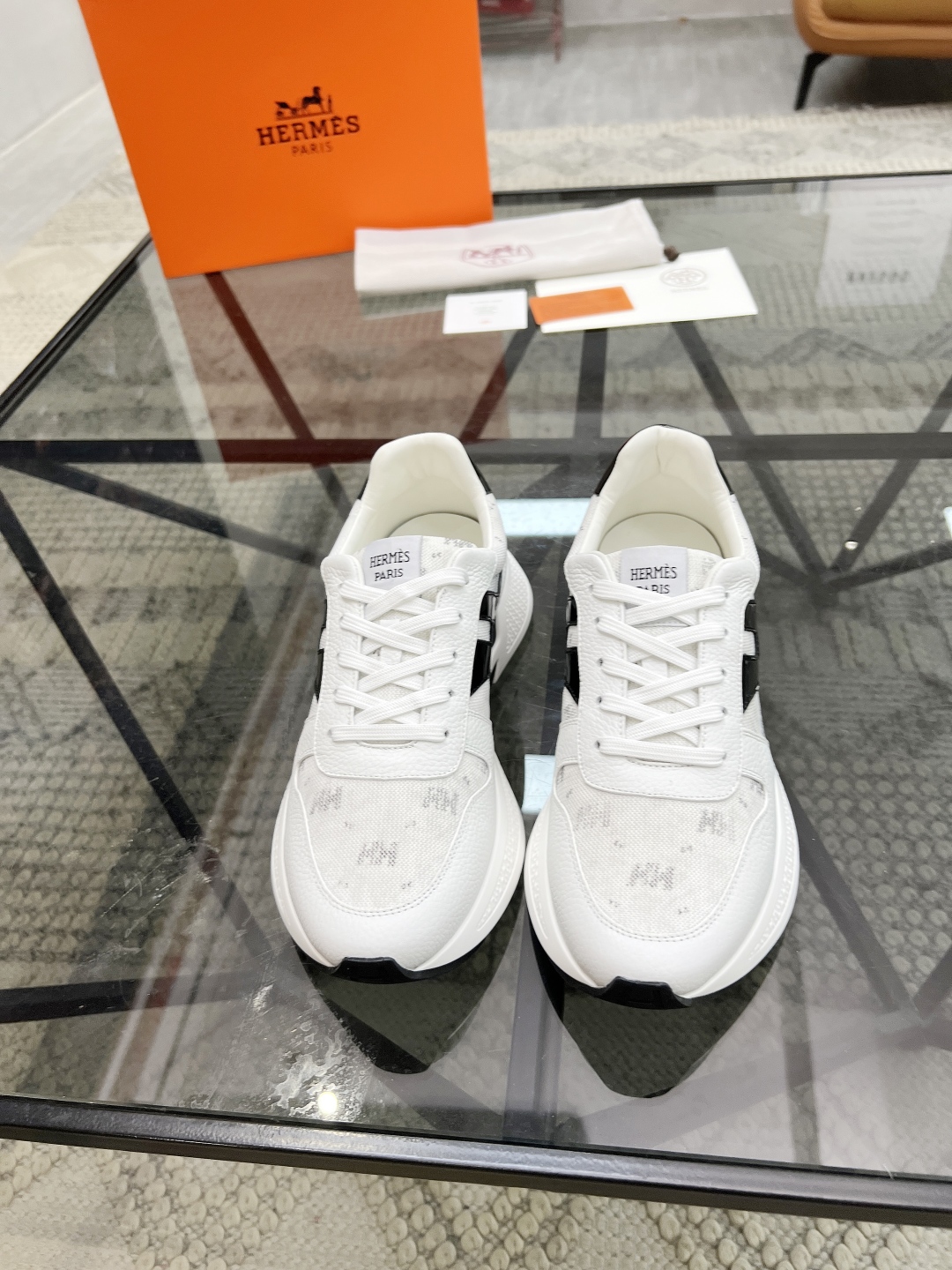  H 🔍顶级代购🇮🇹 爱 炸街男神运动鞋新品来袭专柜同步发售原厂配置，意大利进口原版牛皮搭配印花布面料，