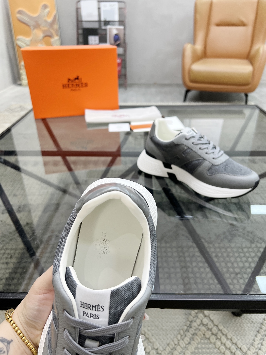  H 🔍顶级代购🇮🇹 爱 炸街男神运动鞋新品来袭专柜同步发售原厂配置，意大利进口原版牛皮搭配印花布面料，