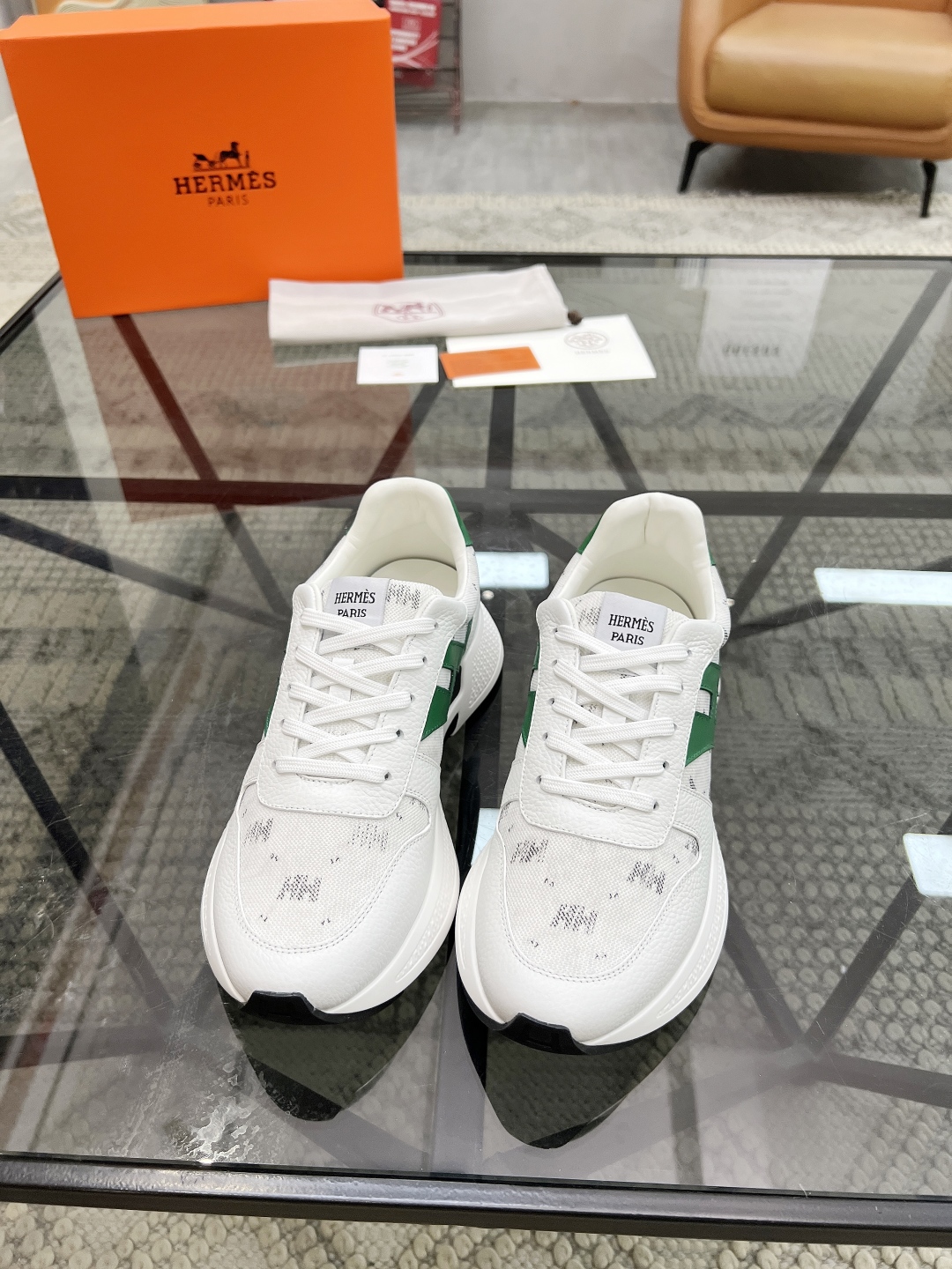  H 🔍顶级代购🇮🇹 爱 炸街男神运动鞋新品来袭专柜同步发售原厂配置，意大利进口原版牛皮搭配印花布面料，
