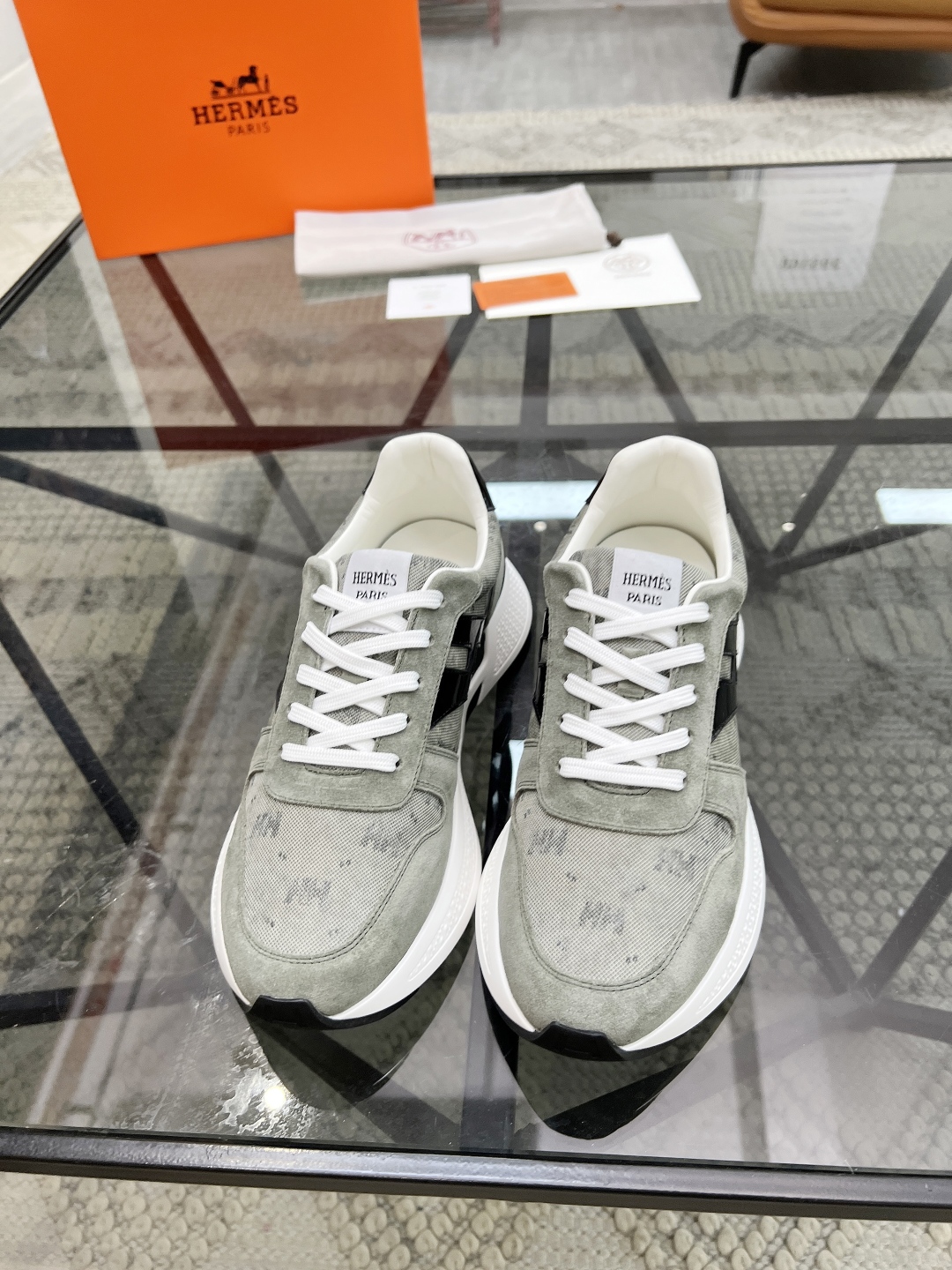  H 🔍顶级代购🇮🇹 爱 炸街男神运动鞋新品来袭专柜同步发售原厂配置，意大利进口原版牛皮搭配印花布面料，