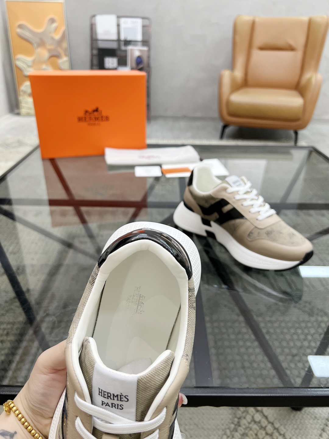  H 🔍顶级代购🇮🇹 爱 炸街男神运动鞋新品来袭专柜同步发售原厂配置，意大利进口原版牛皮搭配印花布面料，