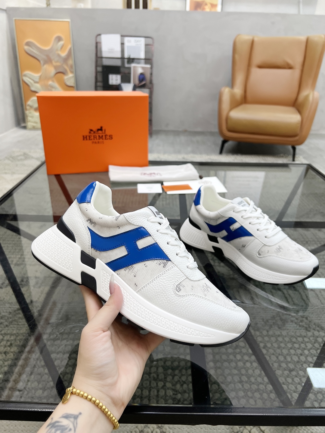  H 🔍顶级代购🇮🇹 爱 炸街男神运动鞋新品来袭专柜同步发售原厂配置，意大利进口原版牛皮搭配印花布面料，