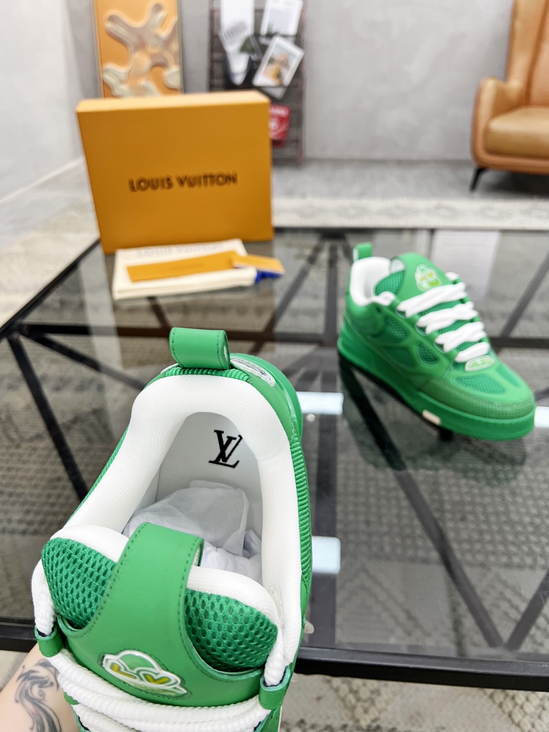  L 🔍顶级代购🇮🇹 路 炸街男神爆款运动板鞋专柜同步，鞋面意大利进口牛皮搭配网布面料，高品质缤纷色彩复