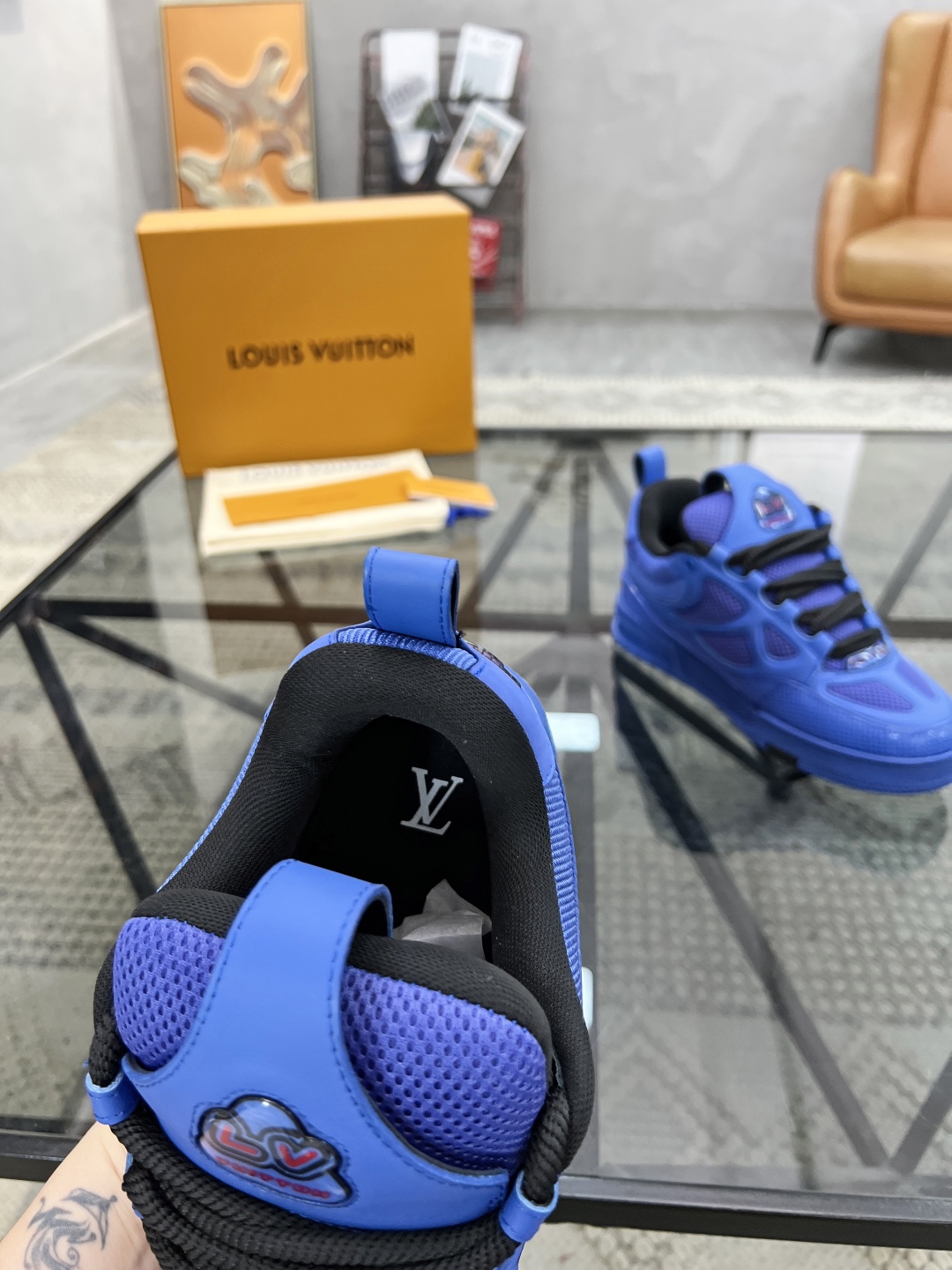  L 🔍顶级代购🇮🇹 路 炸街男神爆款运动板鞋专柜同步，鞋面意大利进口牛皮搭配网布面料，高品质缤纷色彩复