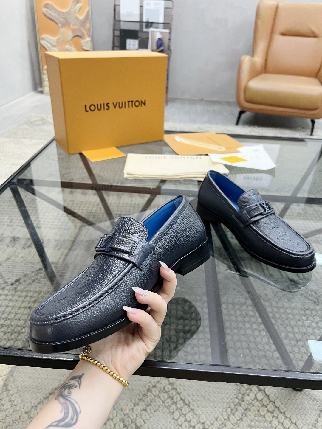  L 🔍顶级代购🇮🇹 路 炸街男神皮鞋真皮大底系列专柜同步发售原厂配置，意大利进口原版牛皮面料，柔软舒适