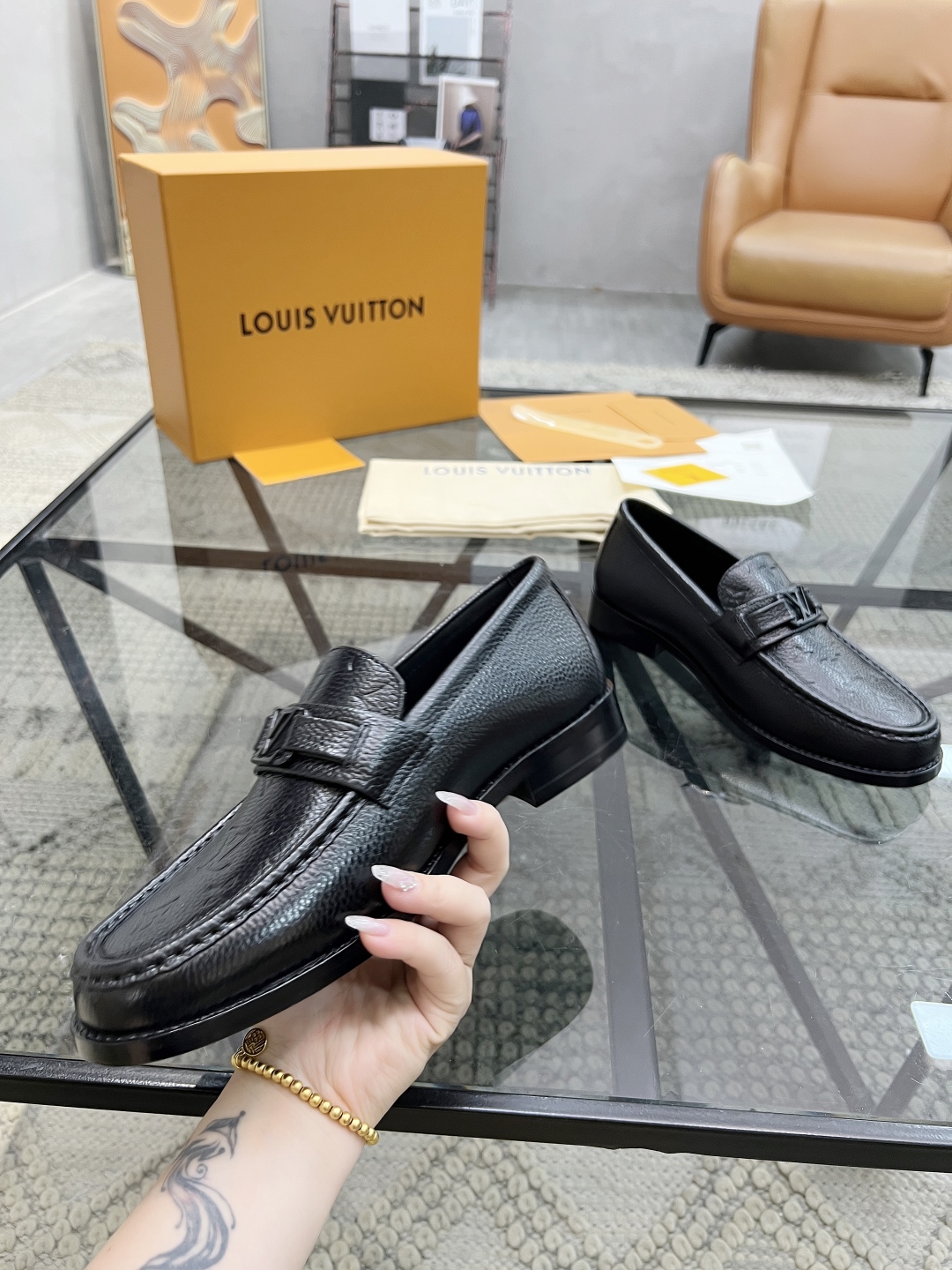  L 🔍顶级代购🇮🇹 路 炸街男神皮鞋真皮大底系列专柜同步发售原厂配置，意大利进口原版牛皮面料，柔软舒适