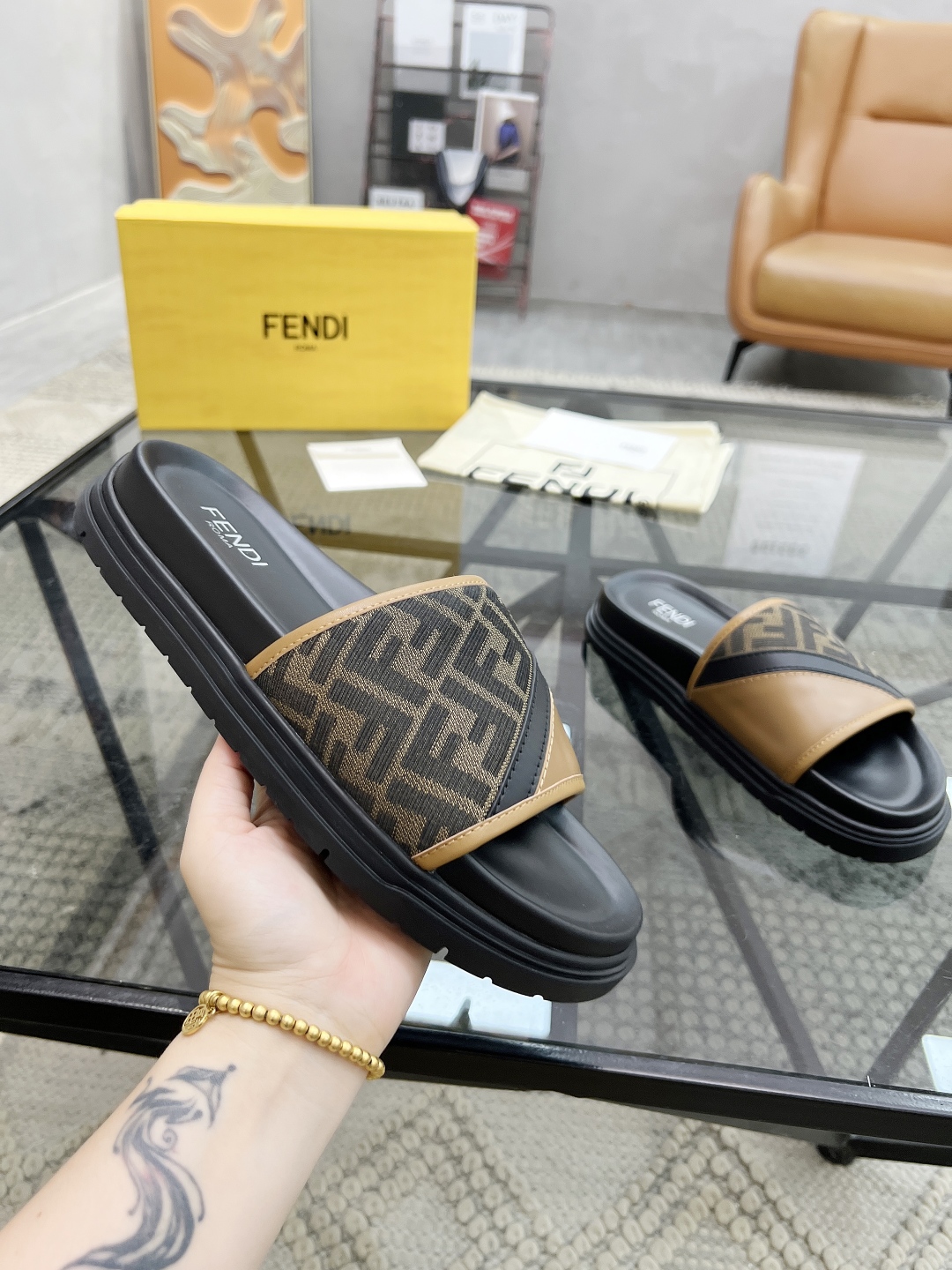  F 🔍顶级代购🇮🇹 芬 炸街男神春夏拖鞋新品专柜同步，鞋面意大利进口牛皮搭配标志布面料，高品质拼接工艺