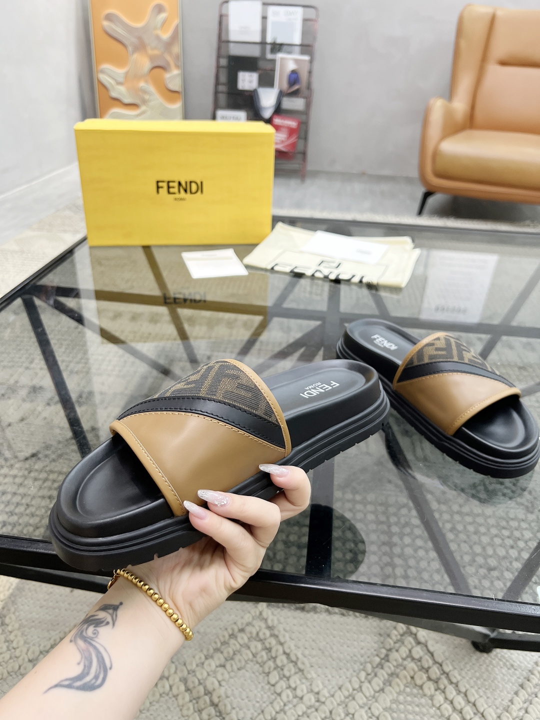  F 🔍顶级代购🇮🇹 芬 炸街男神春夏拖鞋新品专柜同步，鞋面意大利进口牛皮搭配标志布面料，高品质拼接工艺