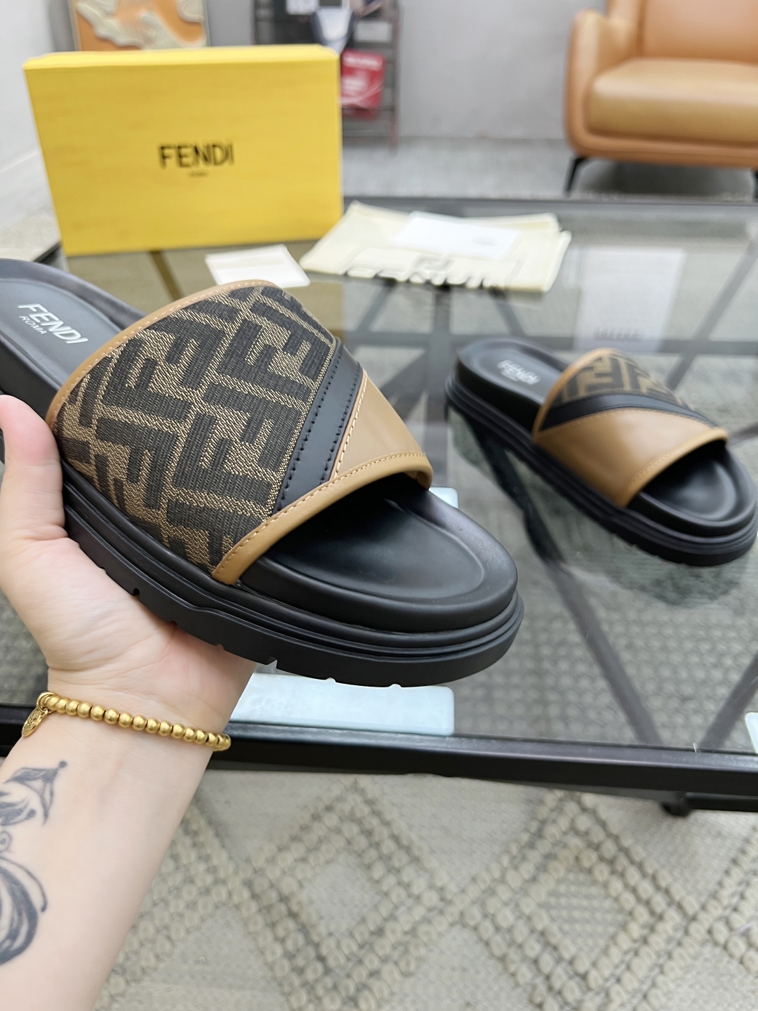  F 🔍顶级代购🇮🇹 芬 炸街男神春夏拖鞋新品专柜同步，鞋面意大利进口牛皮搭配标志布面料，高品质拼接工艺