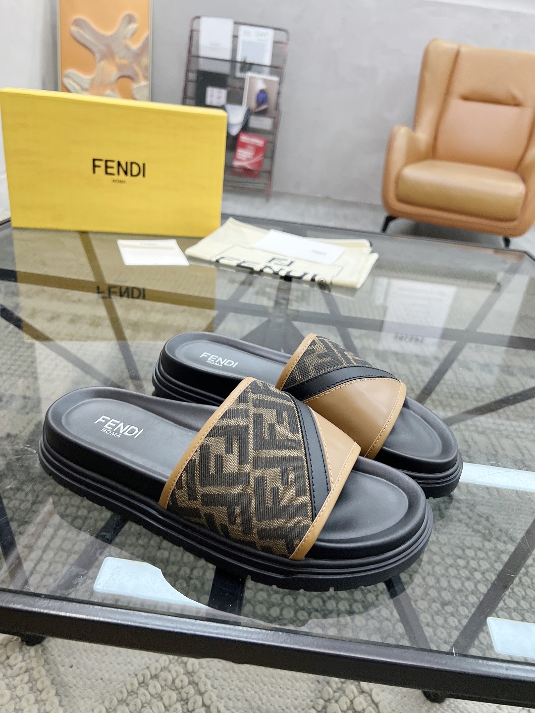  F 🔍顶级代购🇮🇹 芬 炸街男神春夏拖鞋新品专柜同步，鞋面意大利进口牛皮搭配标志布面料，高品质拼接工艺
