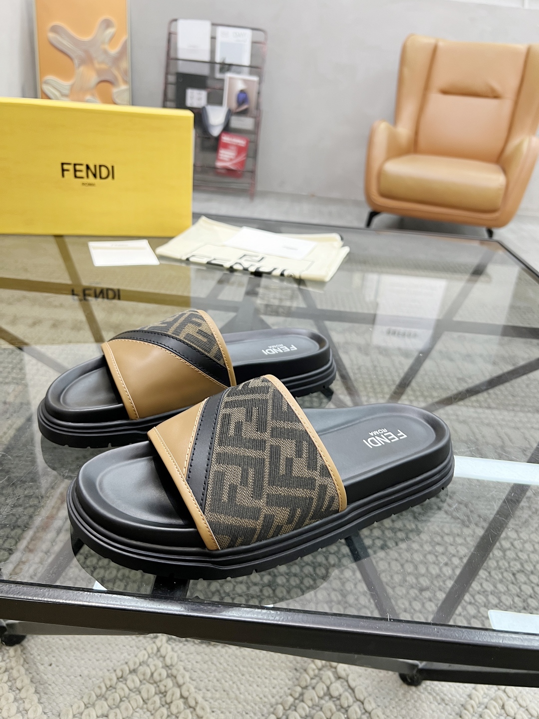  F 🔍顶级代购🇮🇹 芬 炸街男神春夏拖鞋新品专柜同步，鞋面意大利进口牛皮搭配标志布面料，高品质拼接工艺