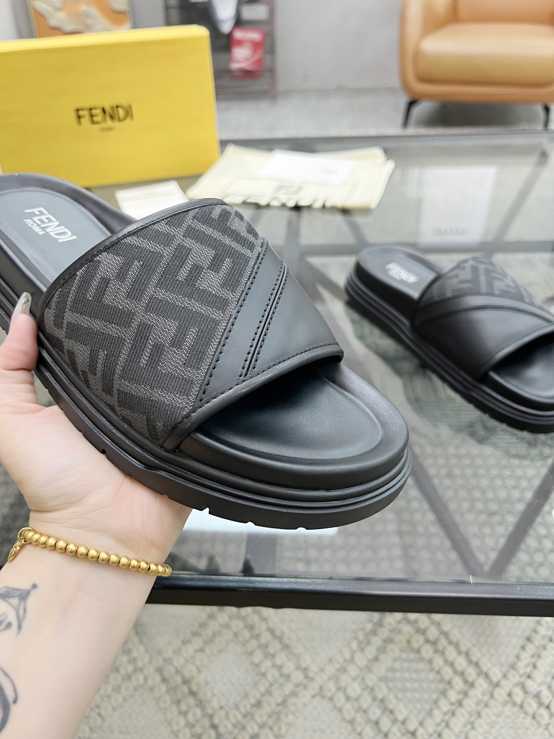  F 🔍顶级代购🇮🇹 芬 炸街男神春夏拖鞋新品专柜同步，鞋面意大利进口牛皮搭配标志布面料，高品质拼接工艺