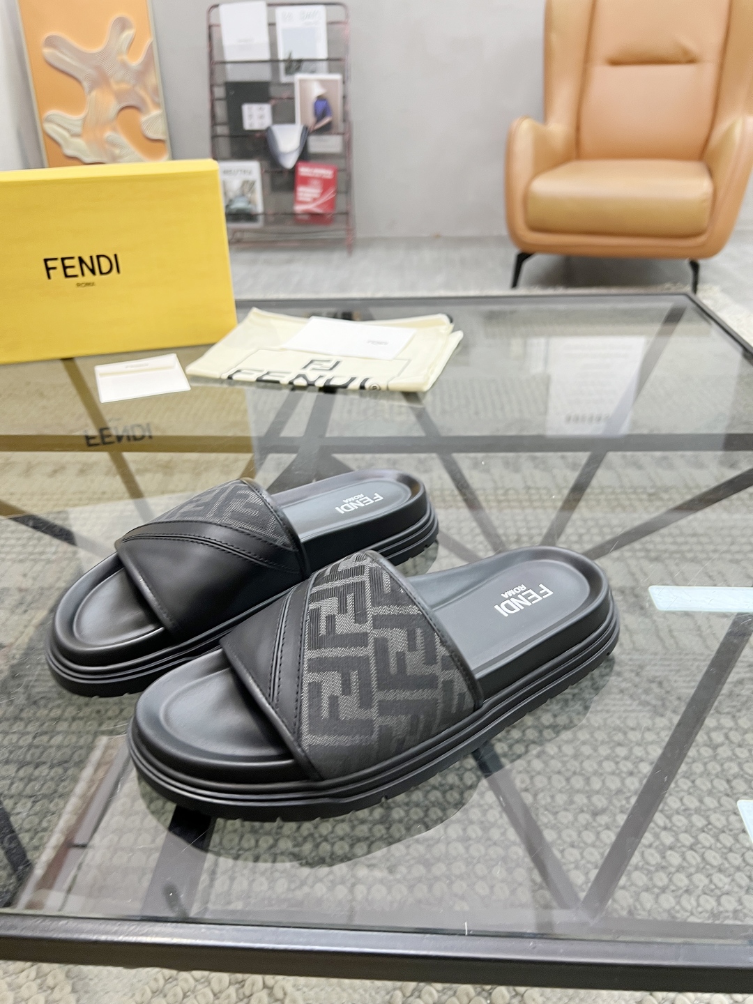  F 🔍顶级代购🇮🇹 芬 炸街男神春夏拖鞋新品专柜同步，鞋面意大利进口牛皮搭配标志布面料，高品质拼接工艺
