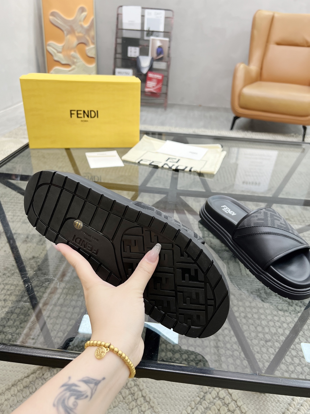  F 🔍顶级代购🇮🇹 芬 炸街男神春夏拖鞋新品专柜同步，鞋面意大利进口牛皮搭配标志布面料，高品质拼接工艺