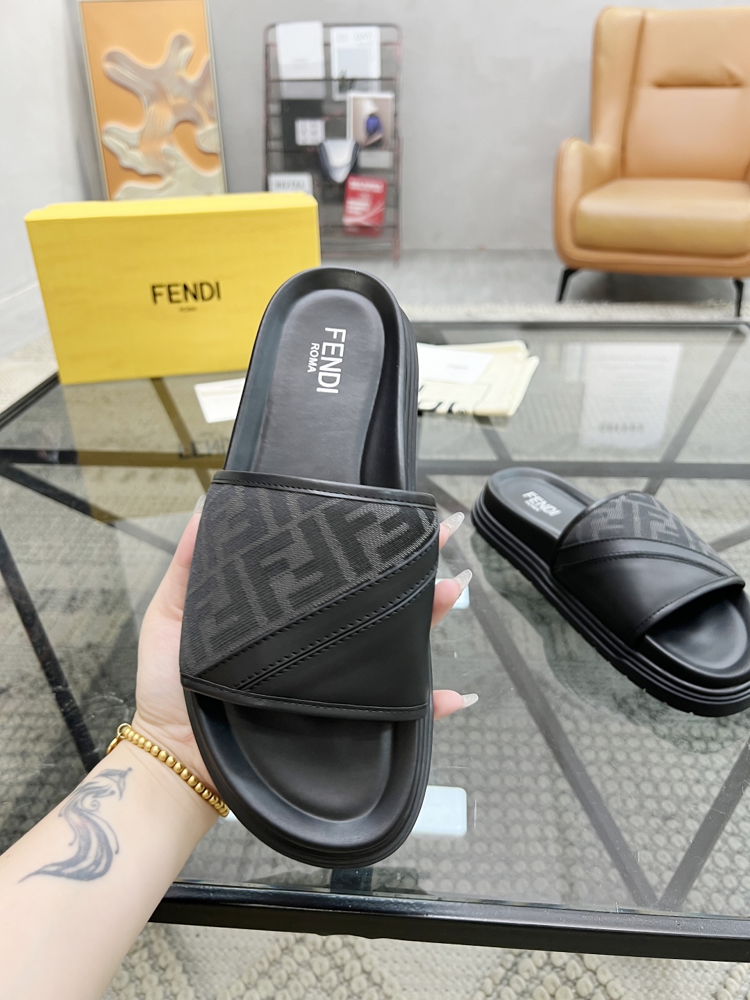  F 🔍顶级代购🇮🇹 芬 炸街男神春夏拖鞋新品专柜同步，鞋面意大利进口牛皮搭配标志布面料，高品质拼接工艺