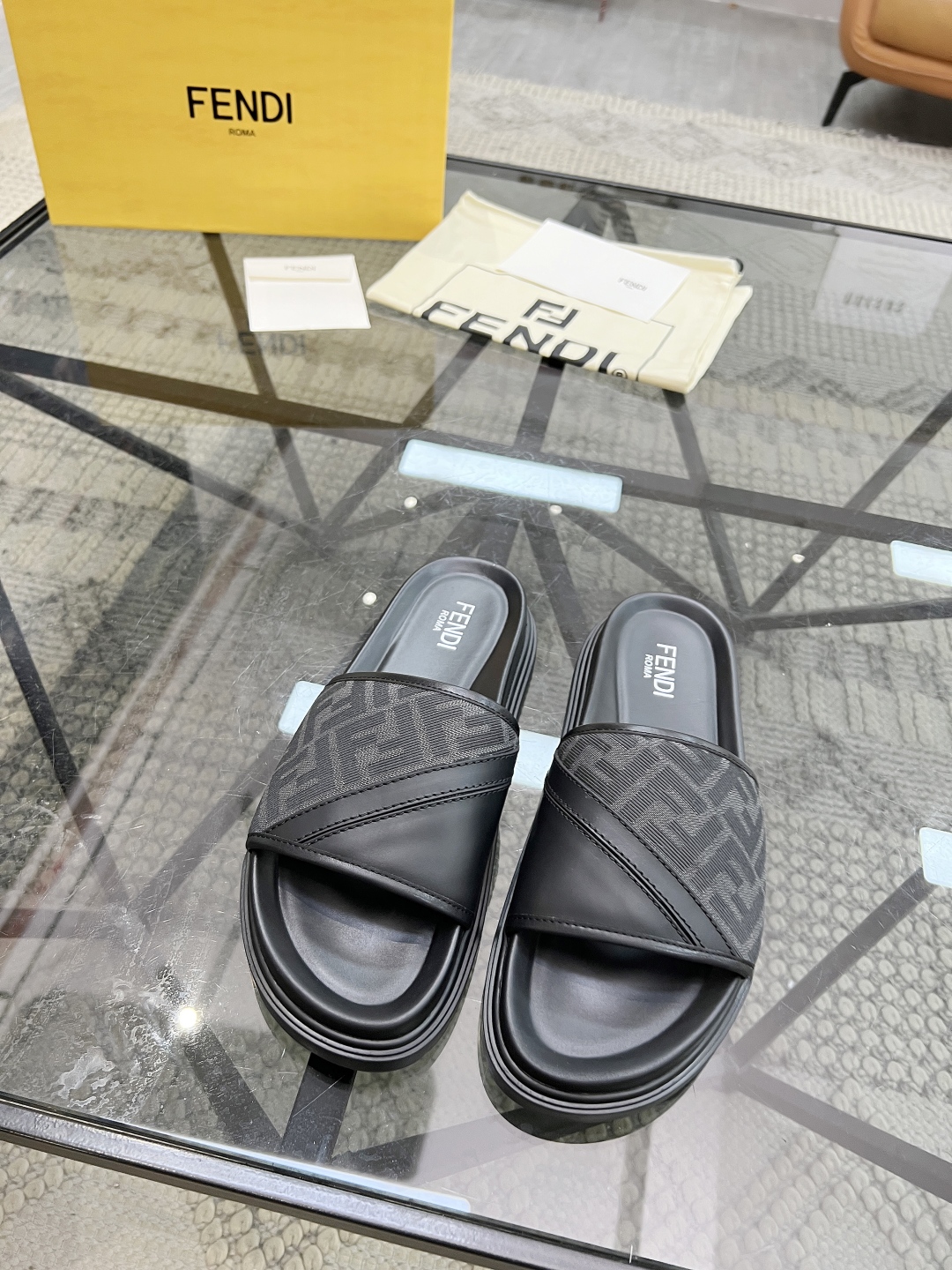  F 🔍顶级代购🇮🇹 芬 炸街男神春夏拖鞋新品专柜同步，鞋面意大利进口牛皮搭配标志布面料，高品质拼接工艺