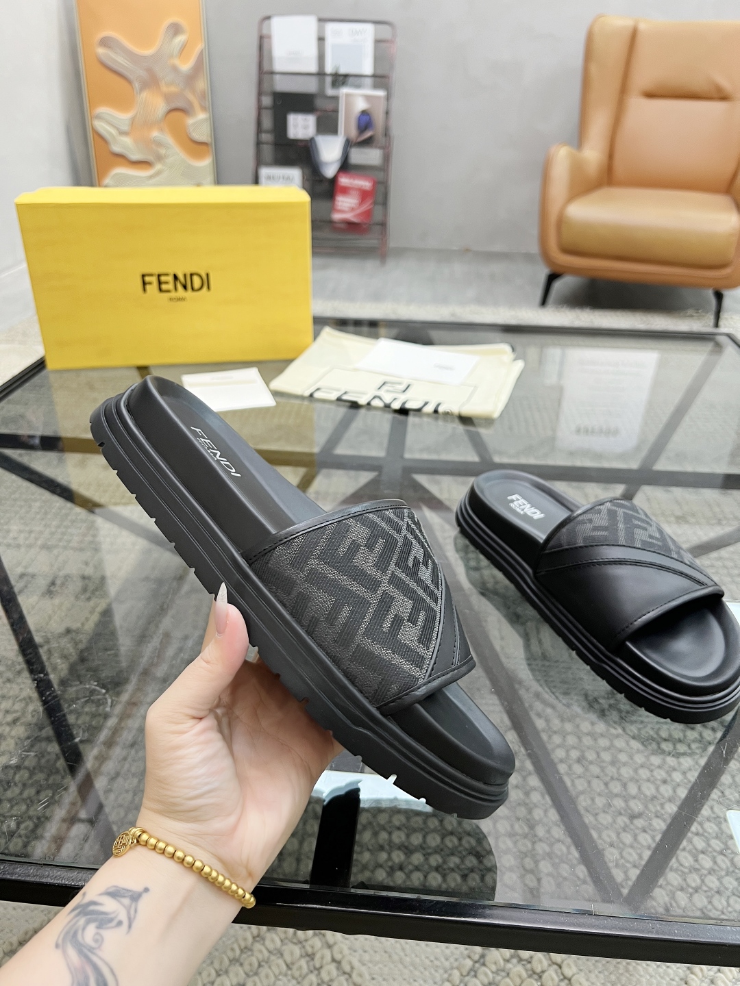  F 🔍顶级代购🇮🇹 芬 炸街男神春夏拖鞋新品专柜同步，鞋面意大利进口牛皮搭配标志布面料，高品质拼接工艺