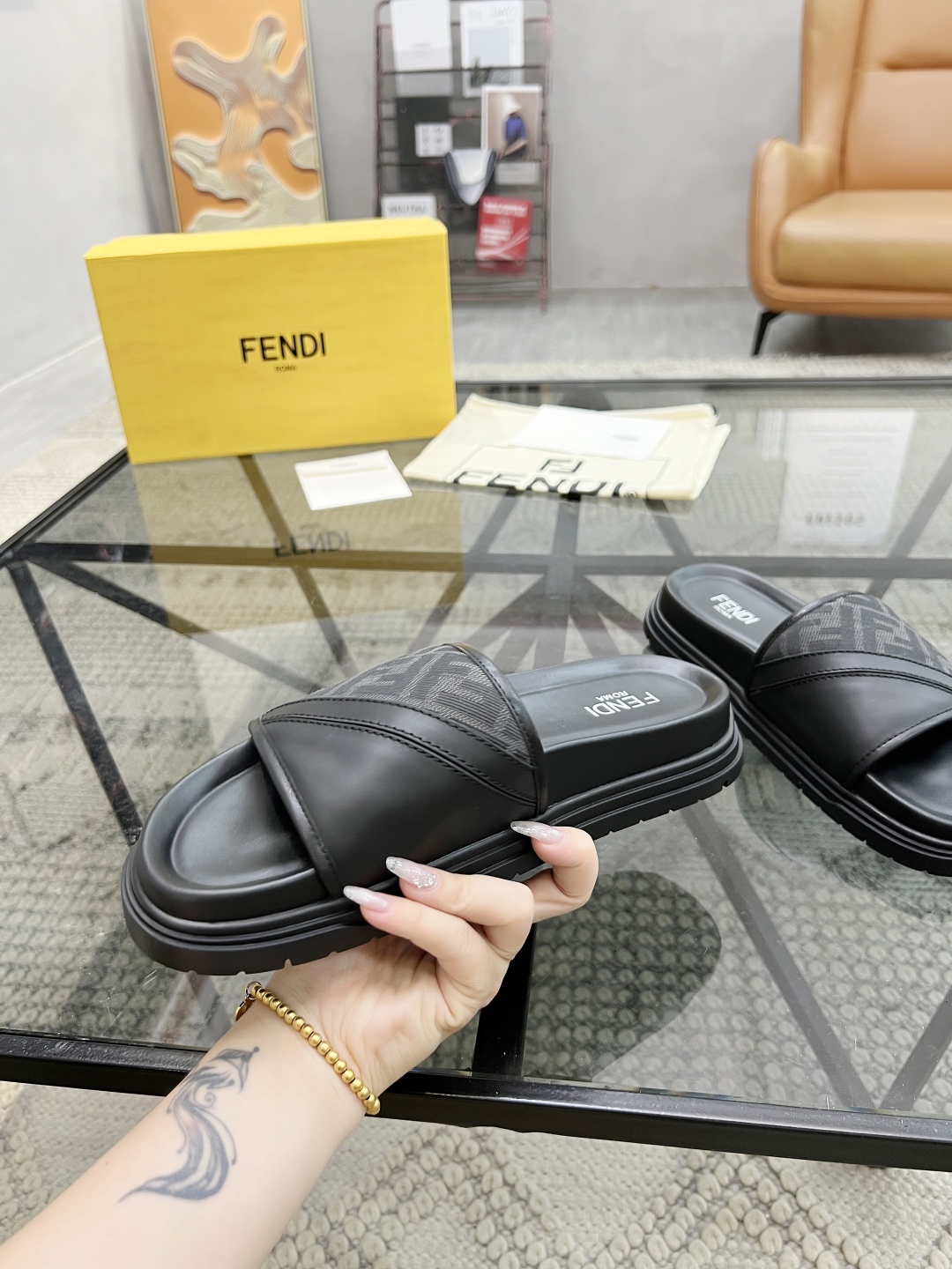  F 🔍顶级代购🇮🇹 芬 炸街男神春夏拖鞋新品专柜同步，鞋面意大利进口牛皮搭配标志布面料，高品质拼接工艺