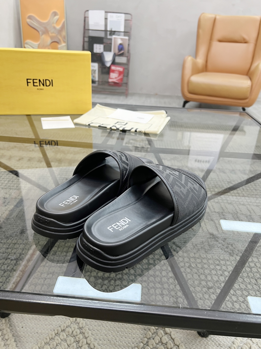 F 🔍顶级代购🇮🇹 芬 炸街男神春夏拖鞋新品专柜同步，鞋面意大利进口牛皮搭配标志布面料，高品质拼接工艺