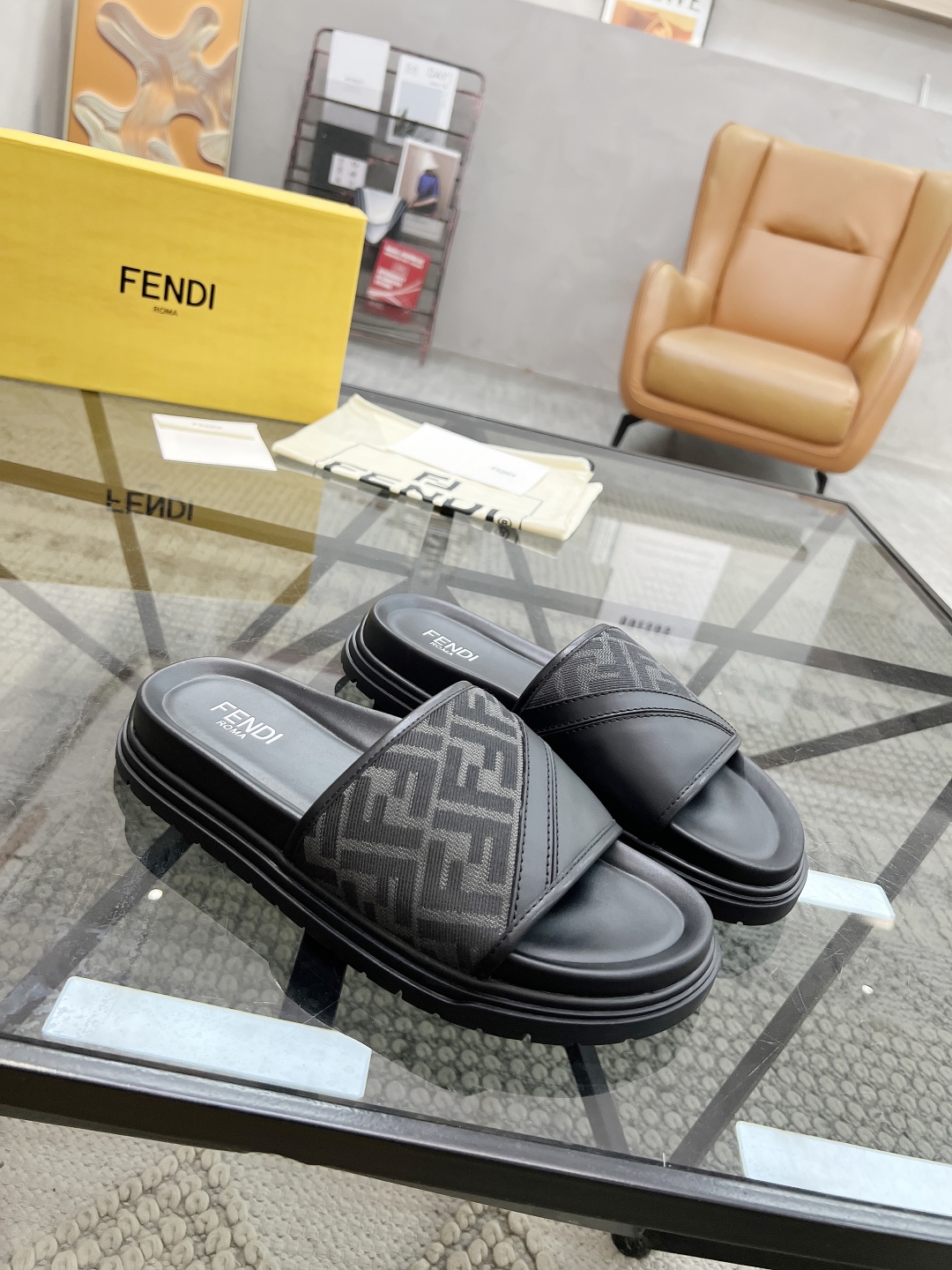  F 🔍顶级代购🇮🇹 芬 炸街男神春夏拖鞋新品专柜同步，鞋面意大利进口牛皮搭配标志布面料，高品质拼接工艺
