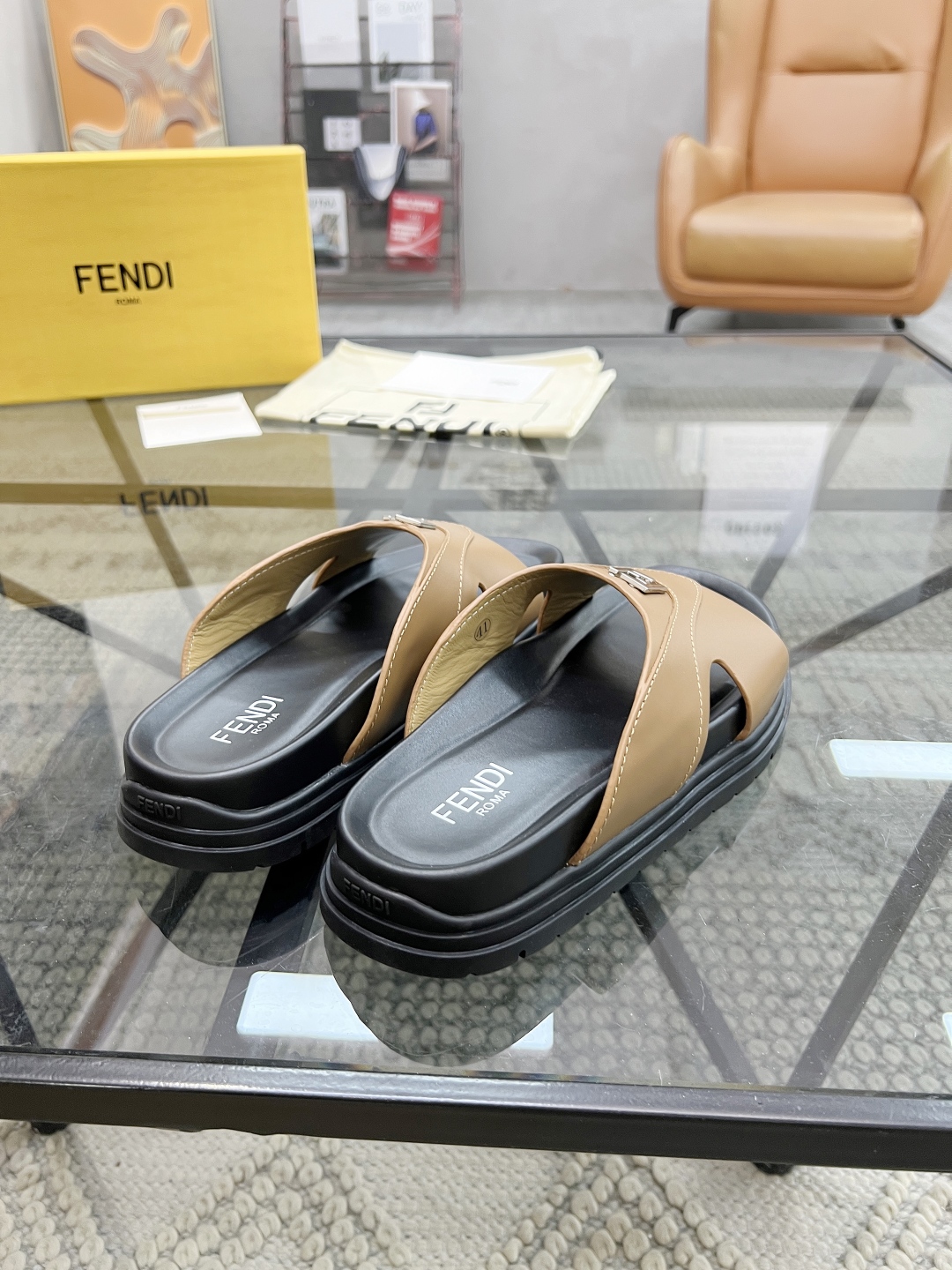  F 🔍顶级代购🇮🇹 芬 炸街男神春夏拖鞋新品专柜同步，鞋面意大利进口牛皮搭配标志布面料，高品质拼接工艺
