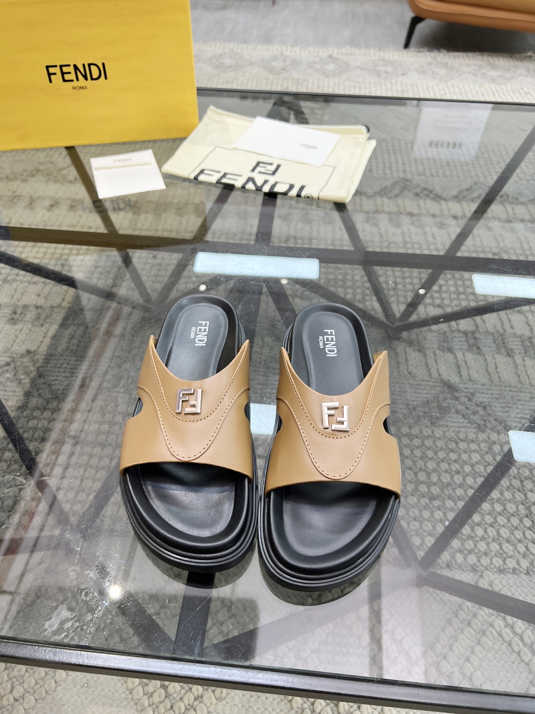  F 🔍顶级代购🇮🇹 芬 炸街男神春夏拖鞋新品专柜同步，鞋面意大利进口牛皮搭配标志布面料，高品质拼接工艺