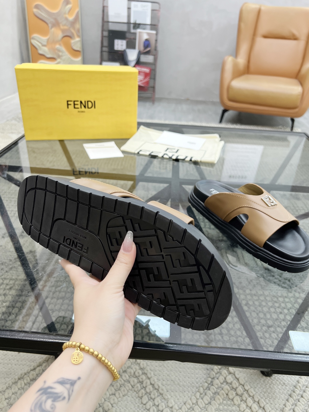  F 🔍顶级代购🇮🇹 芬 炸街男神春夏拖鞋新品专柜同步，鞋面意大利进口牛皮搭配标志布面料，高品质拼接工艺