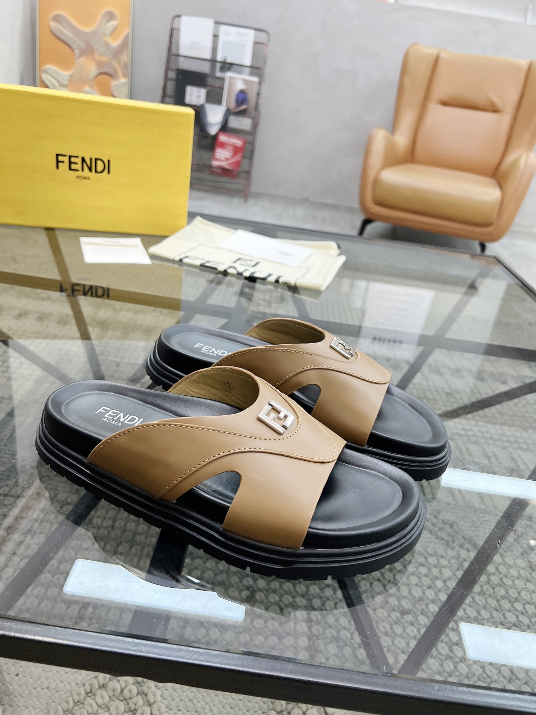  F 🔍顶级代购🇮🇹 芬 炸街男神春夏拖鞋新品专柜同步，鞋面意大利进口牛皮搭配标志布面料，高品质拼接工艺