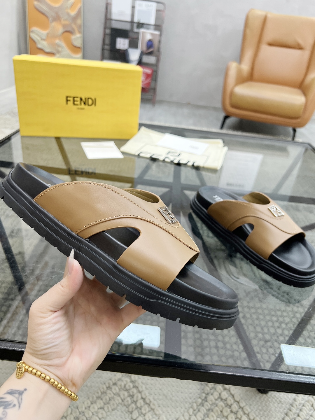  F 🔍顶级代购🇮🇹 芬 炸街男神春夏拖鞋新品专柜同步，鞋面意大利进口牛皮搭配标志布面料，高品质拼接工艺