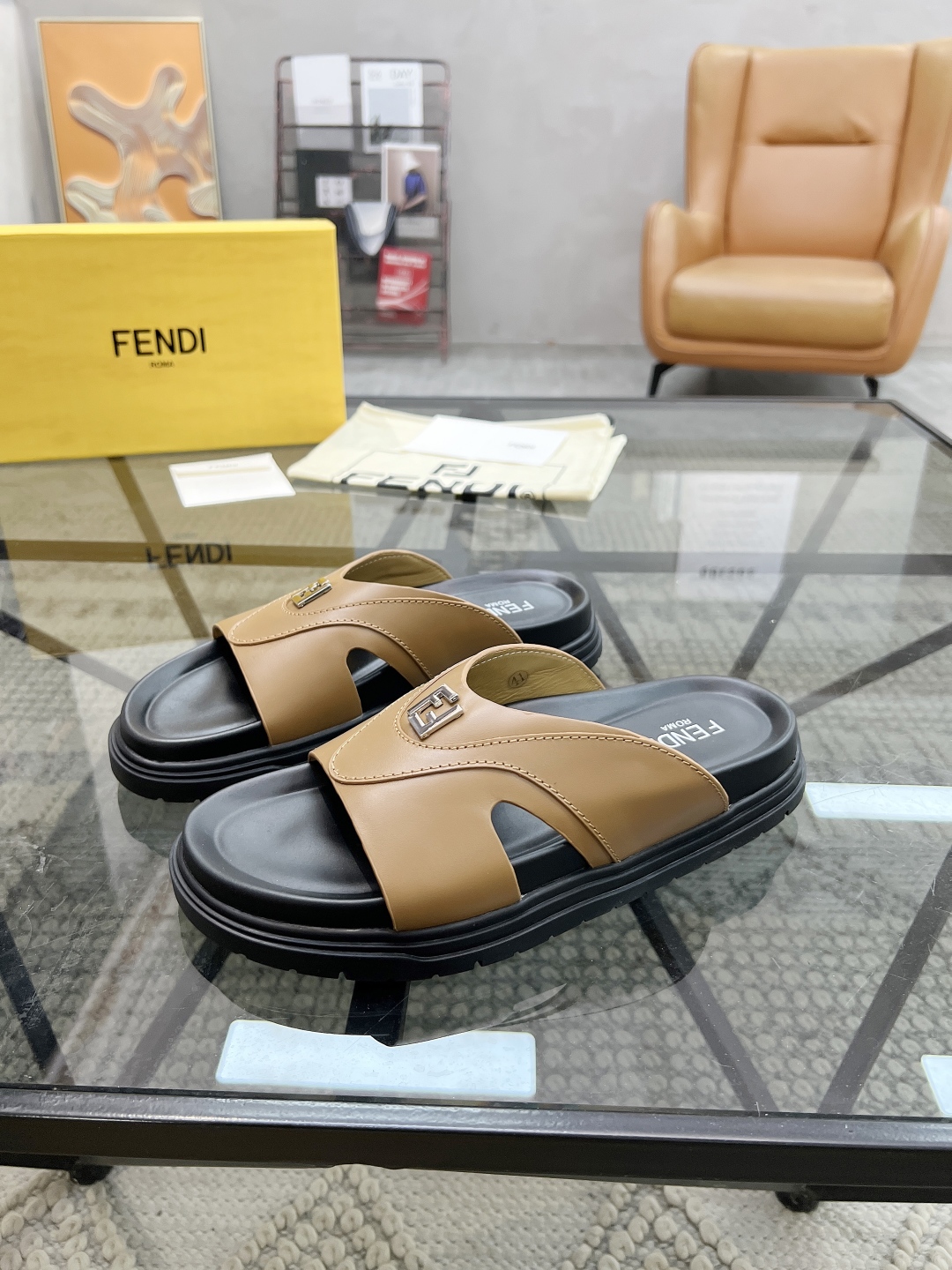  F 🔍顶级代购🇮🇹 芬 炸街男神春夏拖鞋新品专柜同步，鞋面意大利进口牛皮搭配标志布面料，高品质拼接工艺
