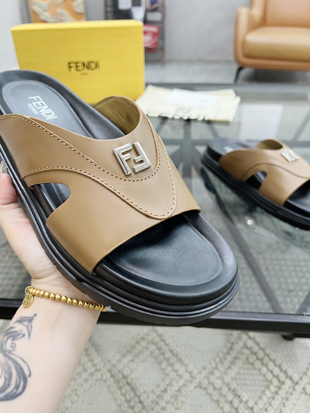 F 🔍顶级代购🇮🇹 芬 炸街男神春夏拖鞋新品专柜同步，鞋面意大利进口牛皮搭配标志布面料，高品质拼接工艺