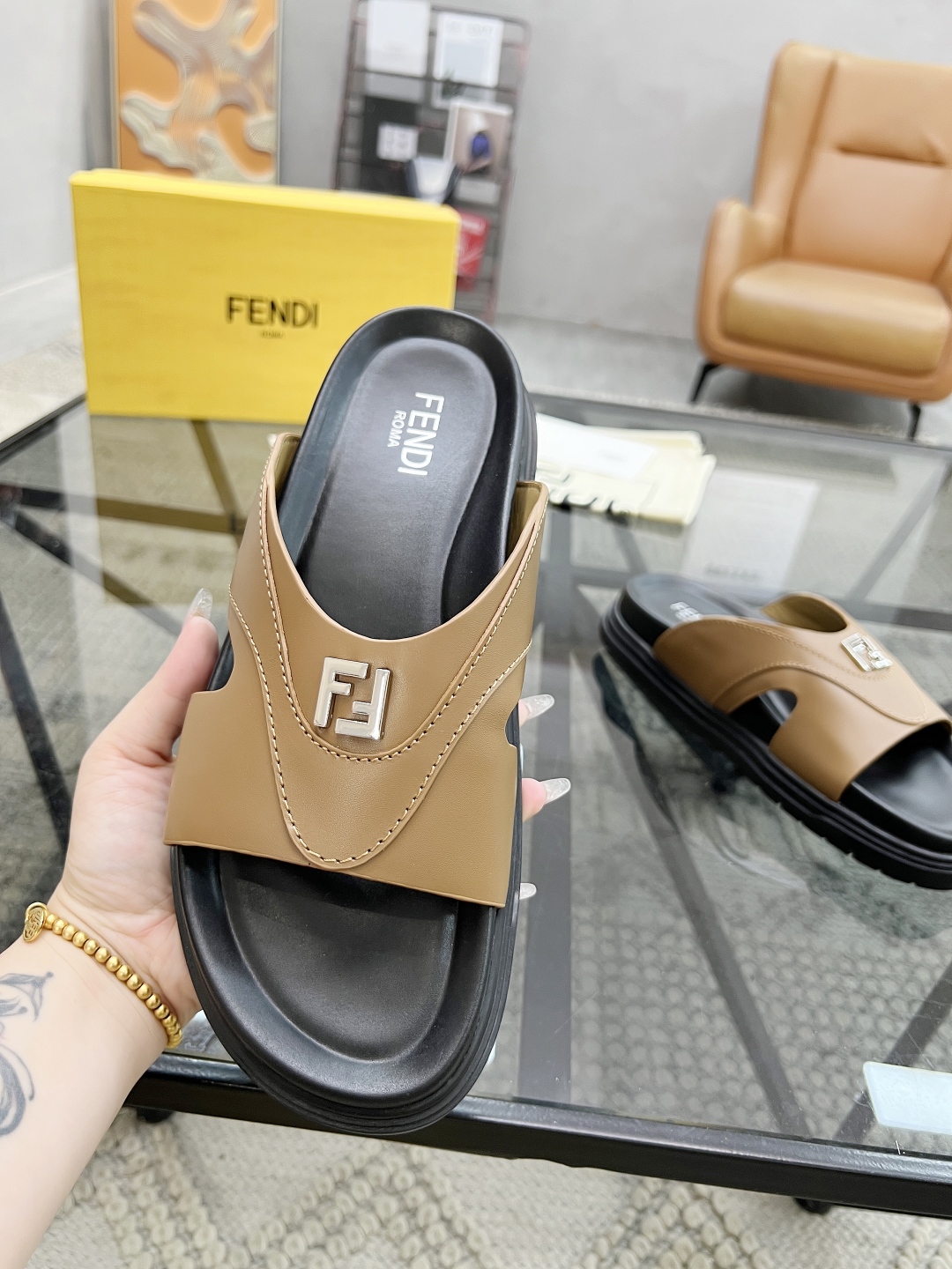  F 🔍顶级代购🇮🇹 芬 炸街男神春夏拖鞋新品专柜同步，鞋面意大利进口牛皮搭配标志布面料，高品质拼接工艺