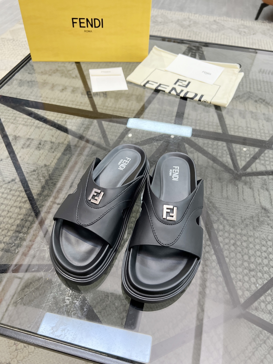  F 🔍顶级代购🇮🇹 芬 炸街男神春夏拖鞋新品专柜同步，鞋面意大利进口牛皮搭配标志布面料，高品质拼接工艺