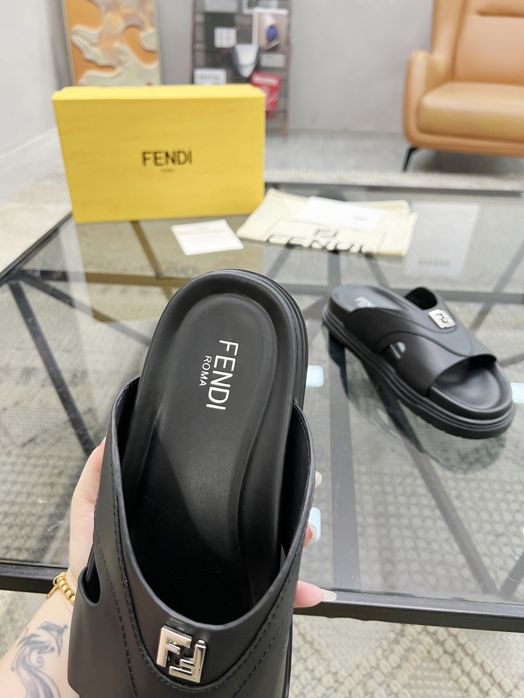  F 🔍顶级代购🇮🇹 芬 炸街男神春夏拖鞋新品专柜同步，鞋面意大利进口牛皮搭配标志布面料，高品质拼接工艺
