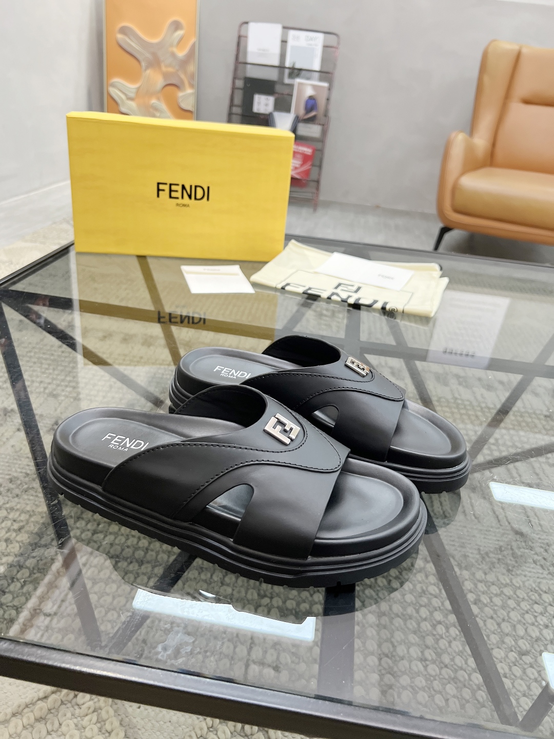  F 🔍顶级代购🇮🇹 芬 炸街男神春夏拖鞋新品专柜同步，鞋面意大利进口牛皮搭配标志布面料，高品质拼接工艺