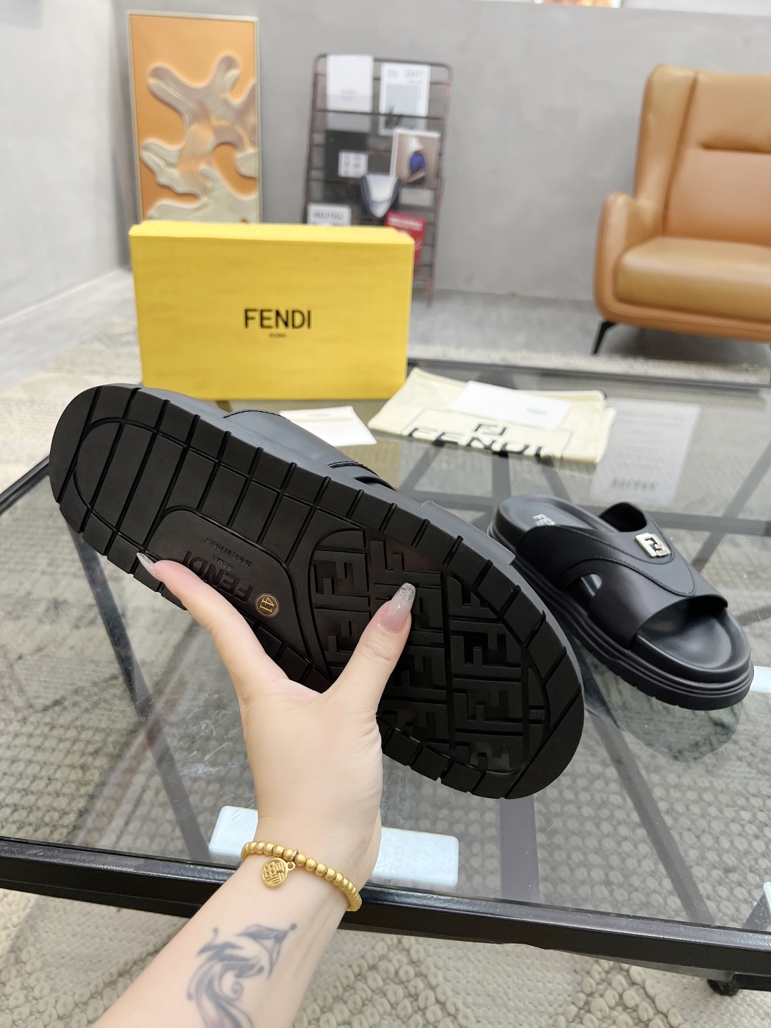 F 🔍顶级代购🇮🇹 芬 炸街男神春夏拖鞋新品专柜同步，鞋面意大利进口牛皮搭配标志布面料，高品质拼接工艺