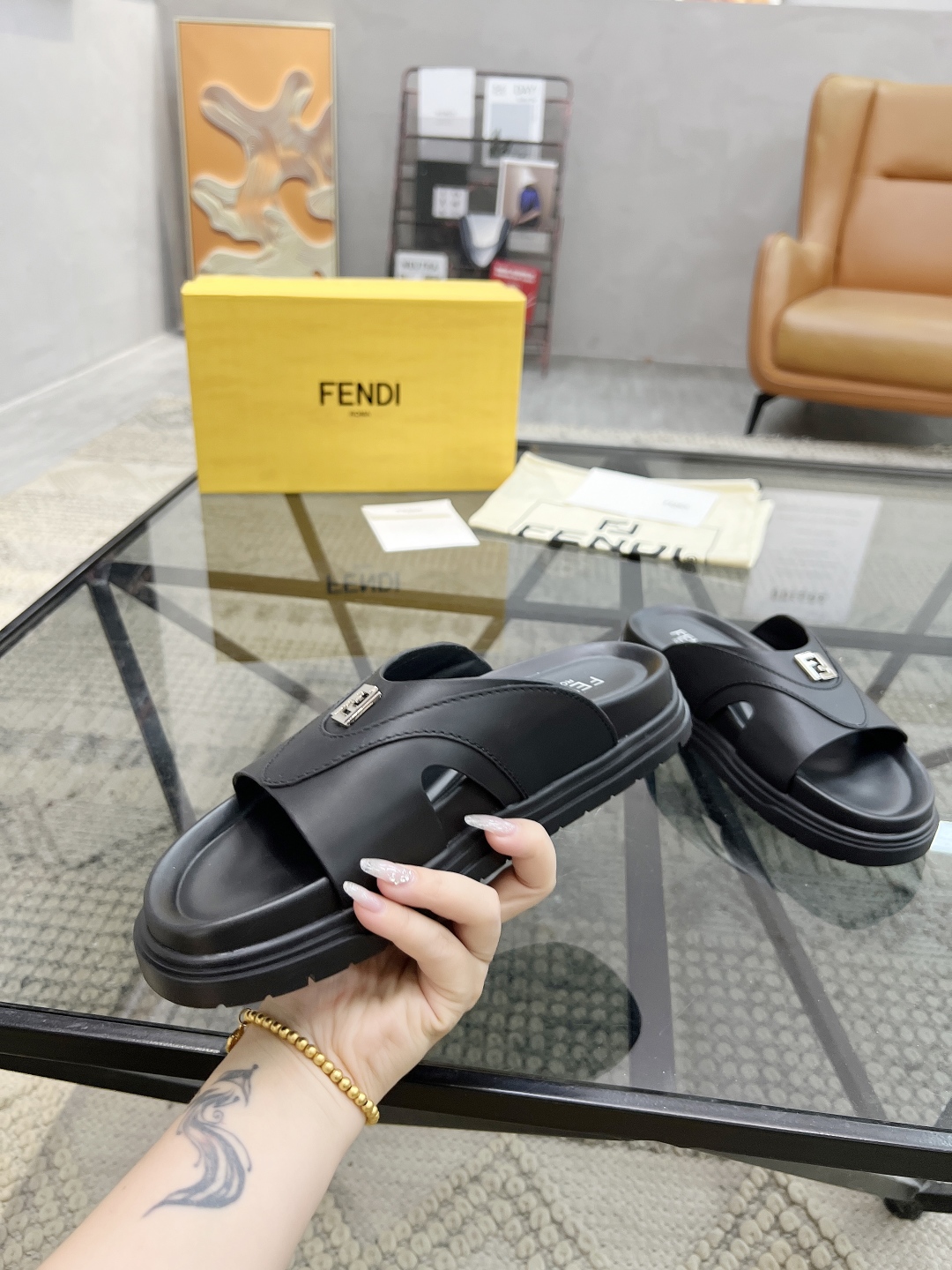  F 🔍顶级代购🇮🇹 芬 炸街男神春夏拖鞋新品专柜同步，鞋面意大利进口牛皮搭配标志布面料，高品质拼接工艺