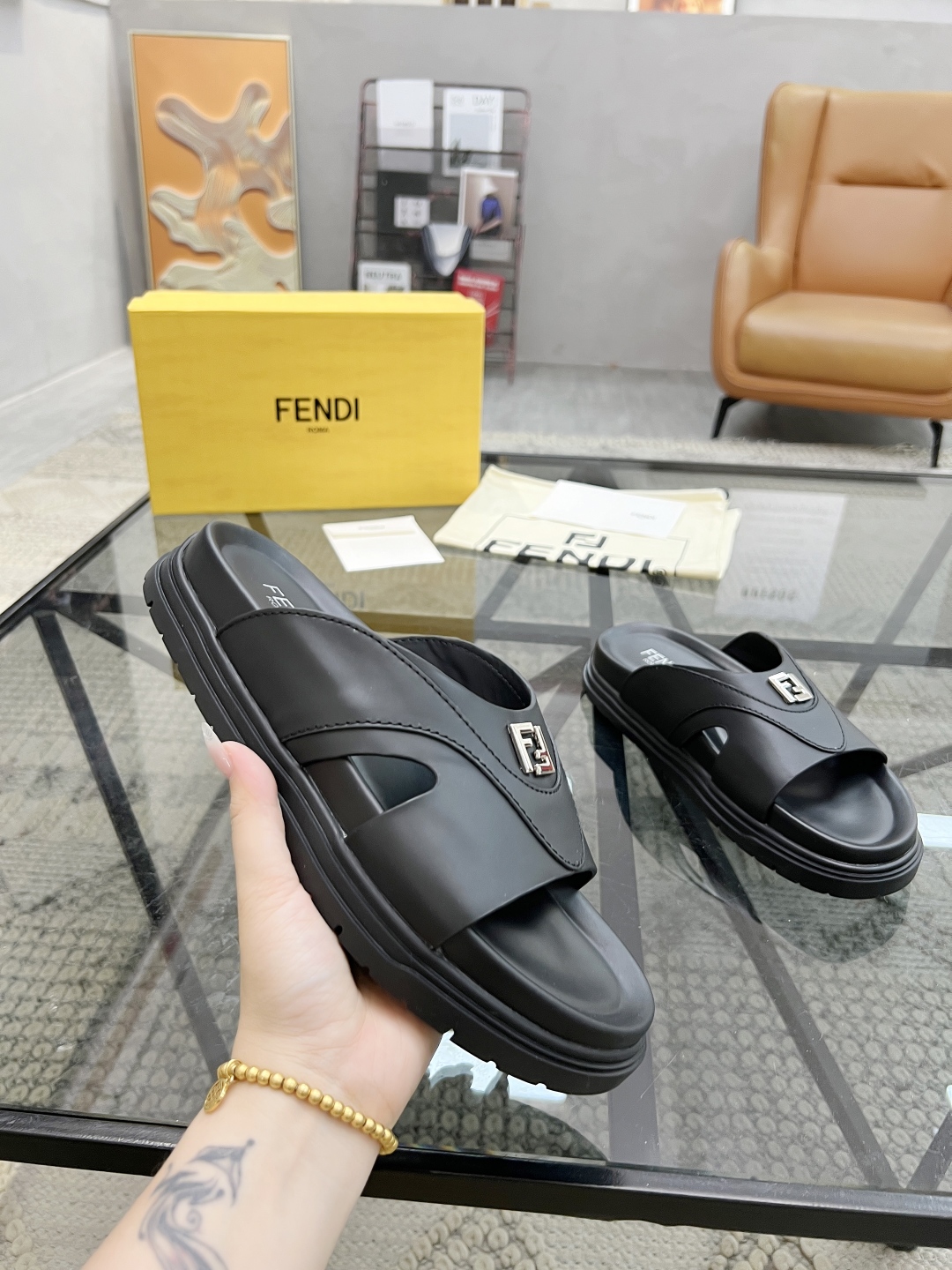  F 🔍顶级代购🇮🇹 芬 炸街男神春夏拖鞋新品专柜同步，鞋面意大利进口牛皮搭配标志布面料，高品质拼接工艺