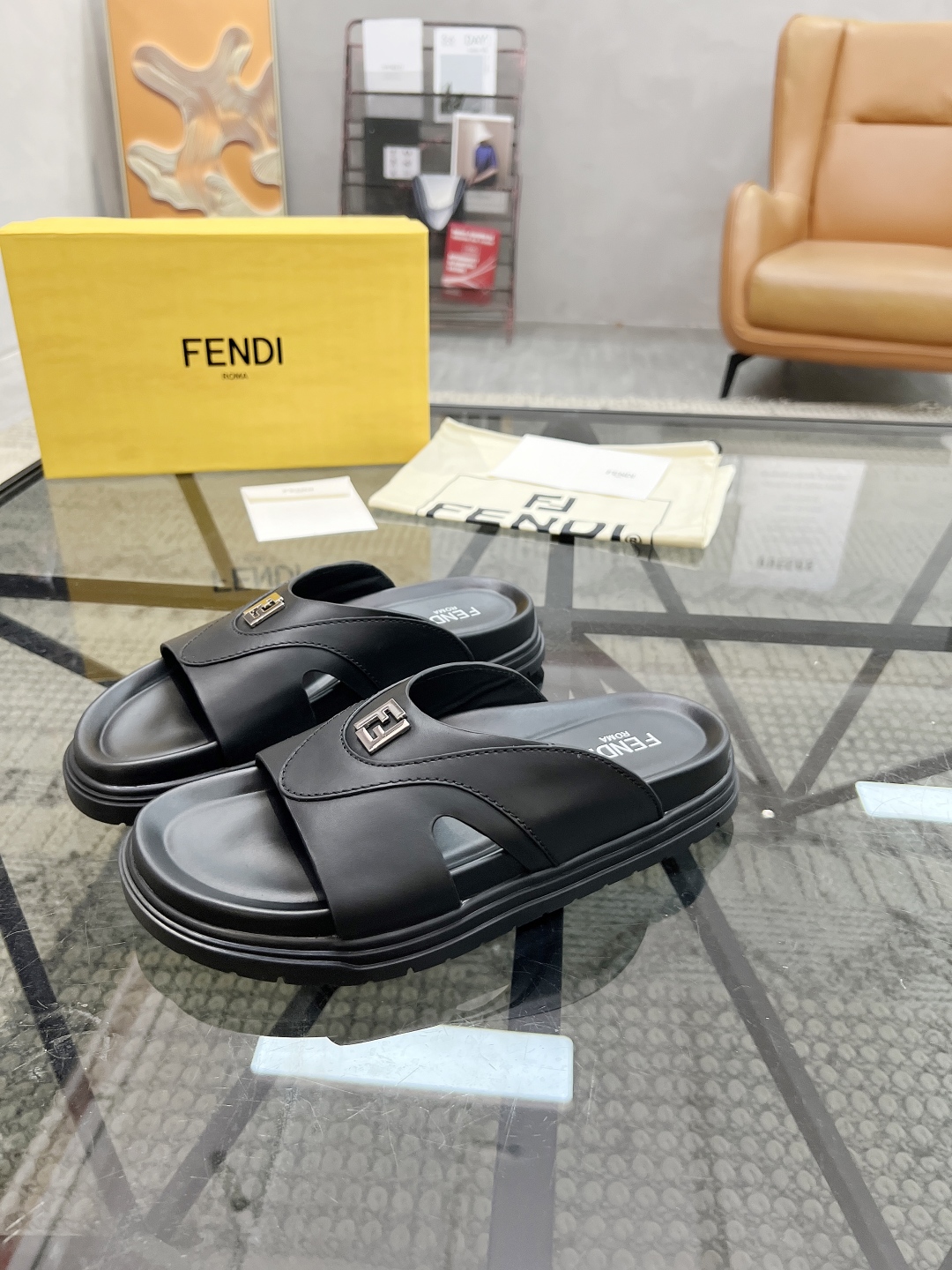  F 🔍顶级代购🇮🇹 芬 炸街男神春夏拖鞋新品专柜同步，鞋面意大利进口牛皮搭配标志布面料，高品质拼接工艺