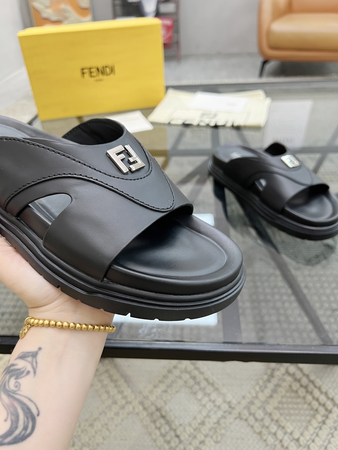  F 🔍顶级代购🇮🇹 芬 炸街男神春夏拖鞋新品专柜同步，鞋面意大利进口牛皮搭配标志布面料，高品质拼接工艺