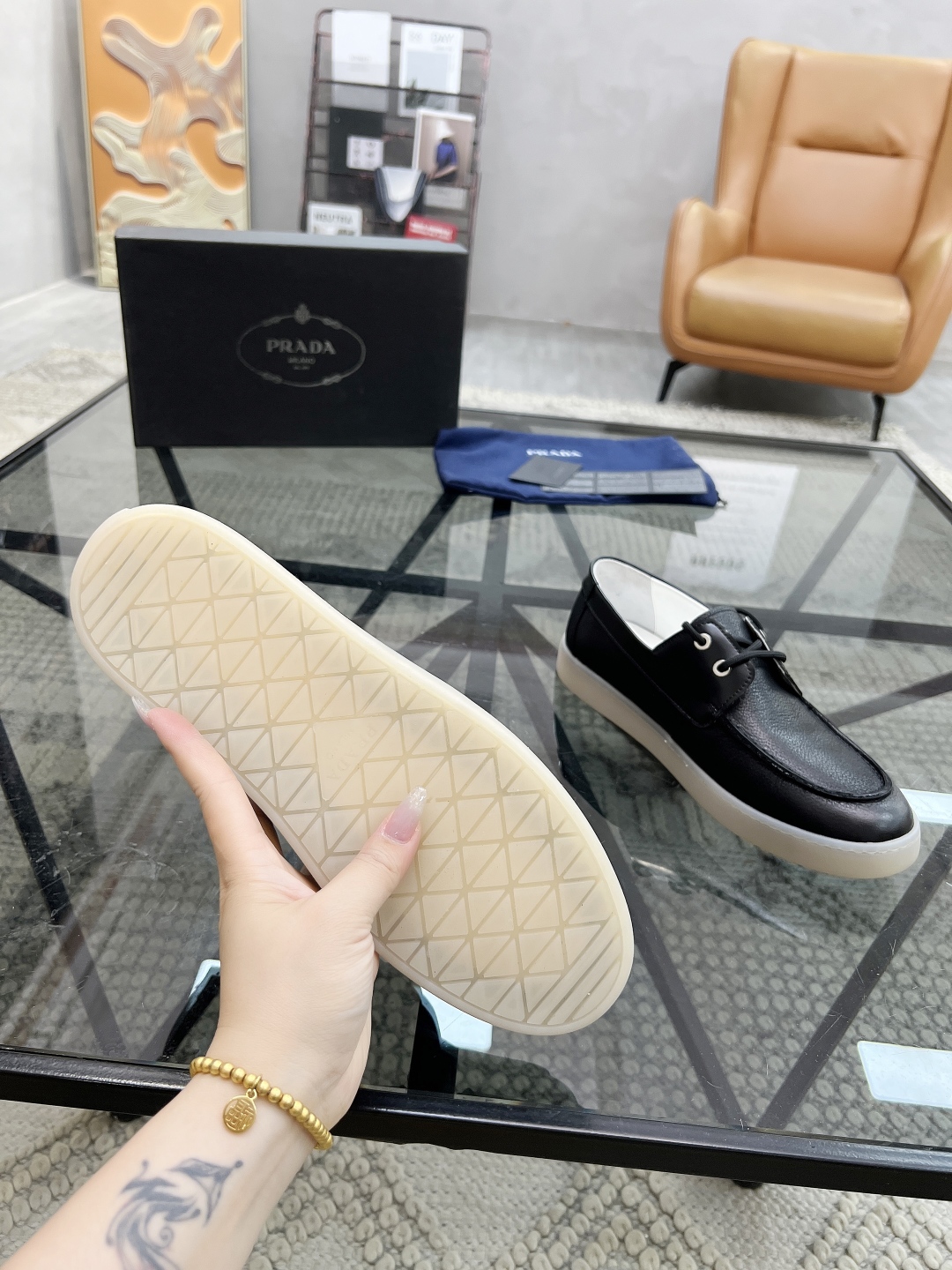  P 🔍顶级代购🇮🇹 普 炸街男神新品休闲鞋专柜同步，鞋面意大利进口牛皮面料，经典版型巧妙拼接工艺，舒适