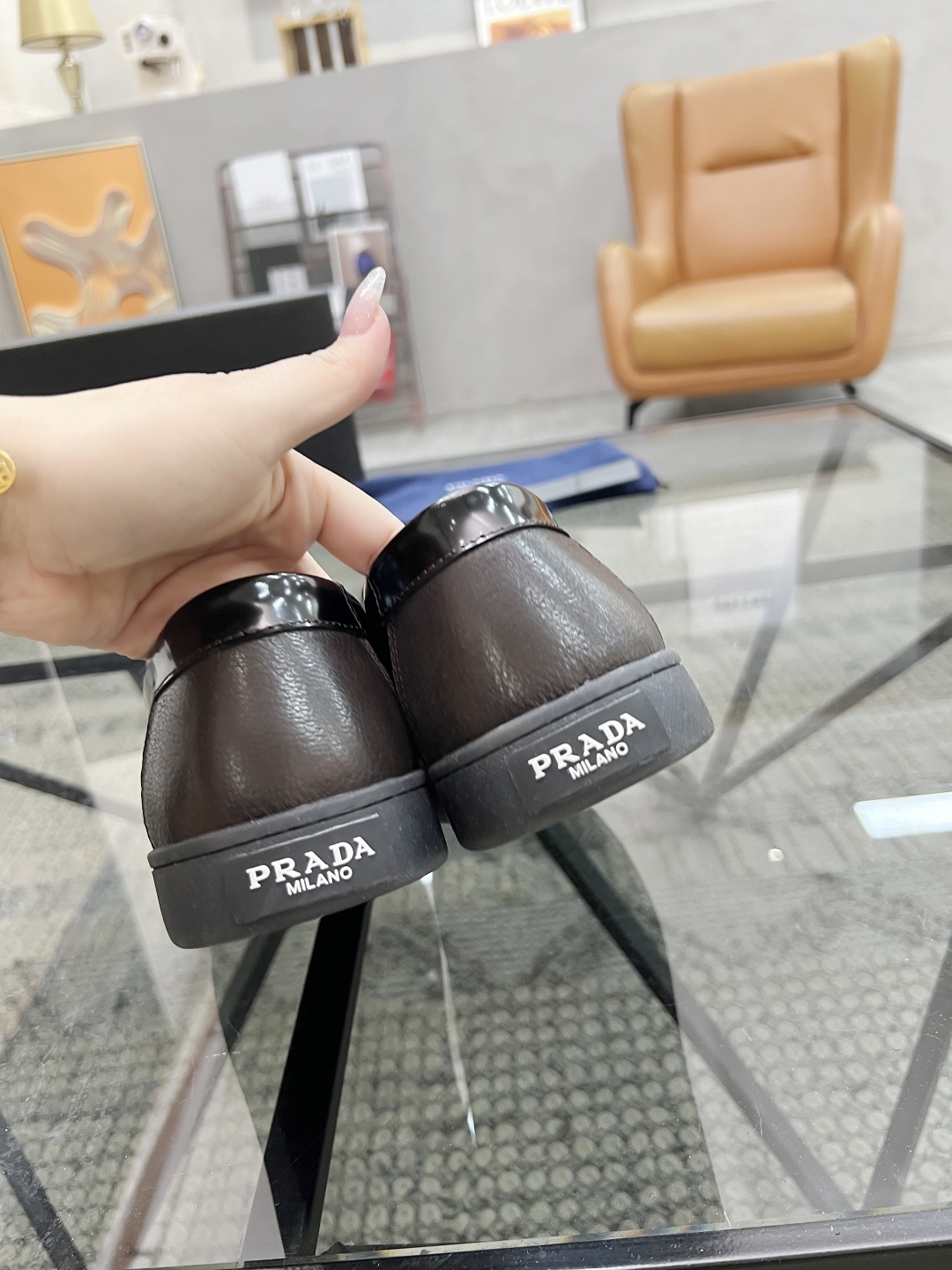  P 🔍顶级代购🇮🇹 普 炸街男神新品休闲鞋专柜同步，鞋面意大利进口牛皮面料，经典版型巧妙拼接工艺，舒适