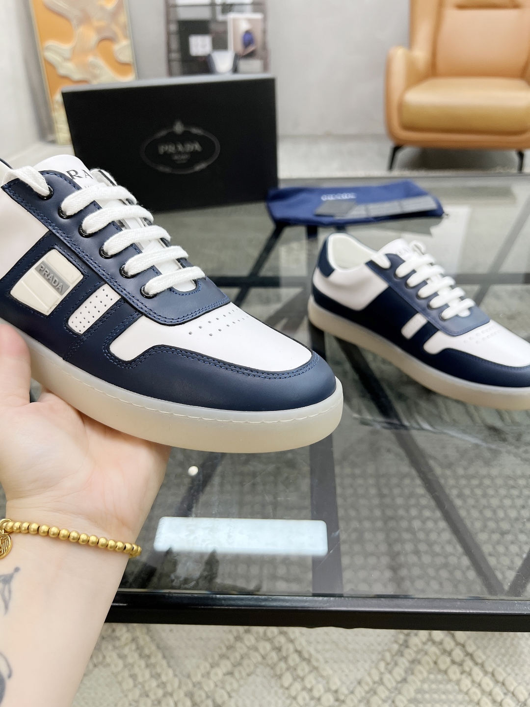  P 🔍顶级代购🇮🇹 普 炸街男神新品休闲鞋专柜同步，鞋面意大利进口牛皮面料，经典版型巧妙拼接工艺，舒适