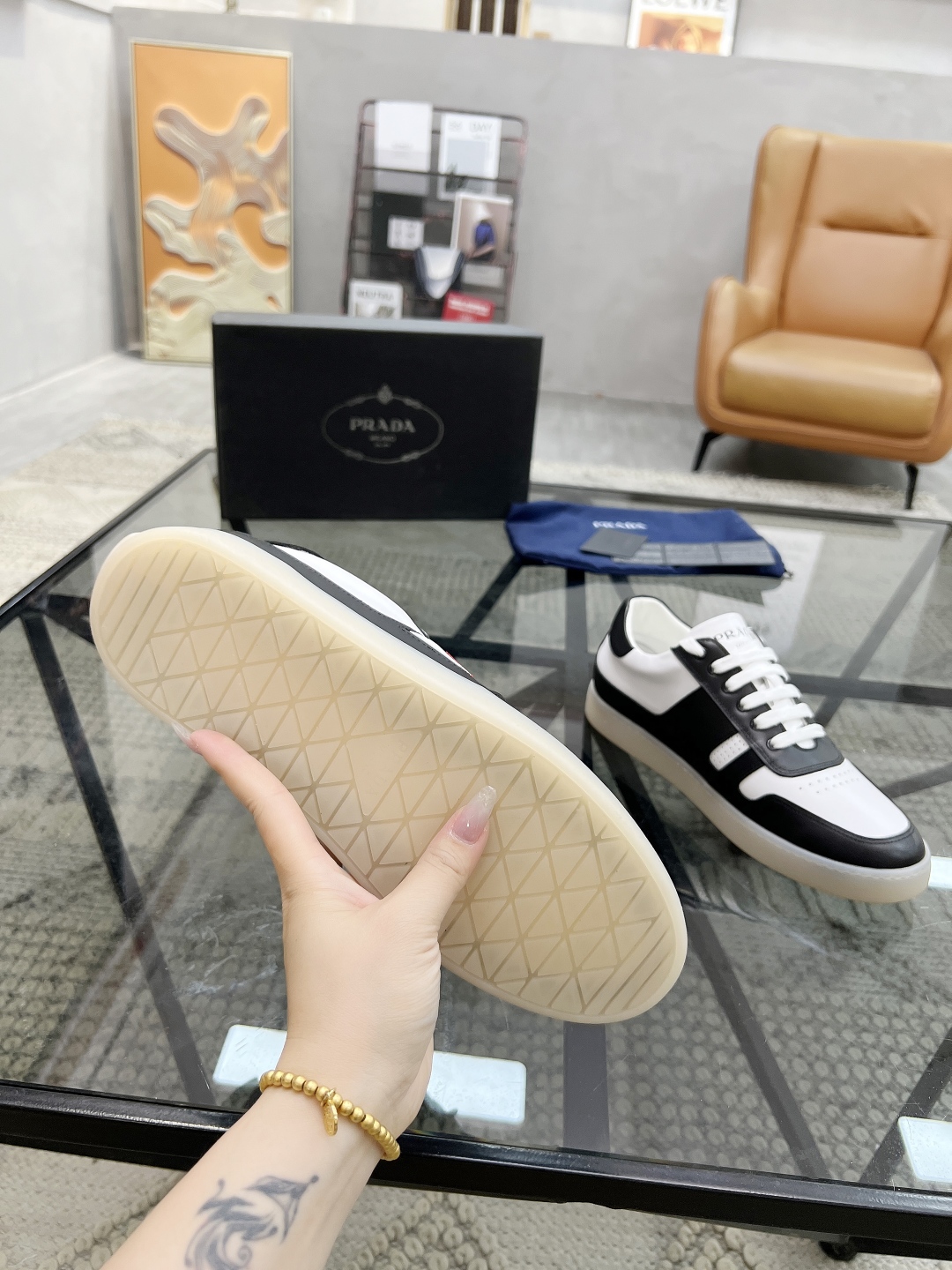 P 🔍顶级代购🇮🇹 普 炸街男神新品休闲鞋专柜同步，鞋面意大利进口牛皮面料，经典版型巧妙拼接工艺，舒适